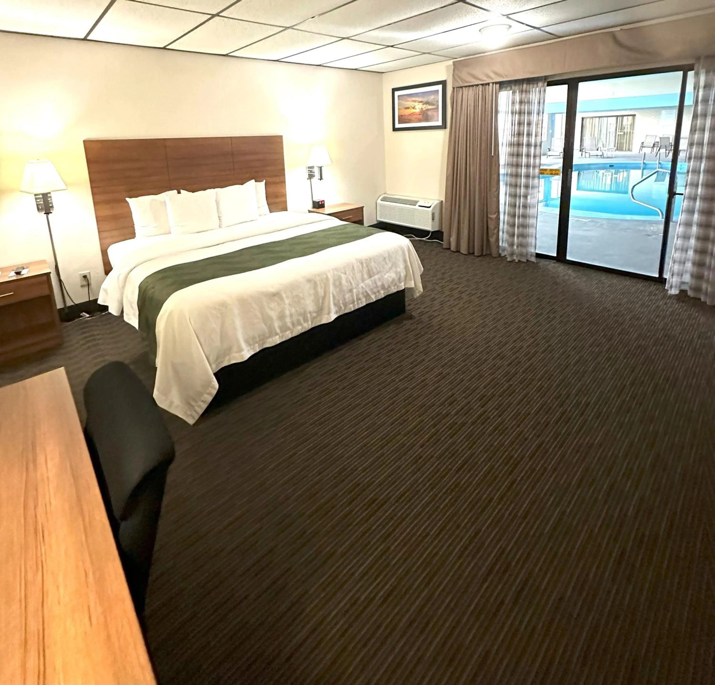 Bed in Quality Inn & Suites Salina West