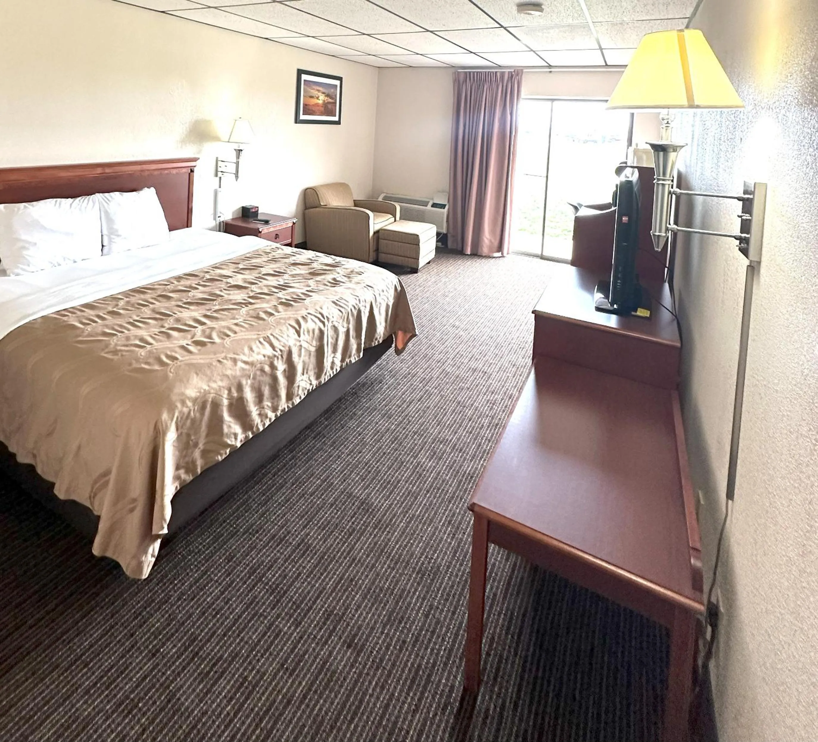 Bed in Quality Inn & Suites Salina West