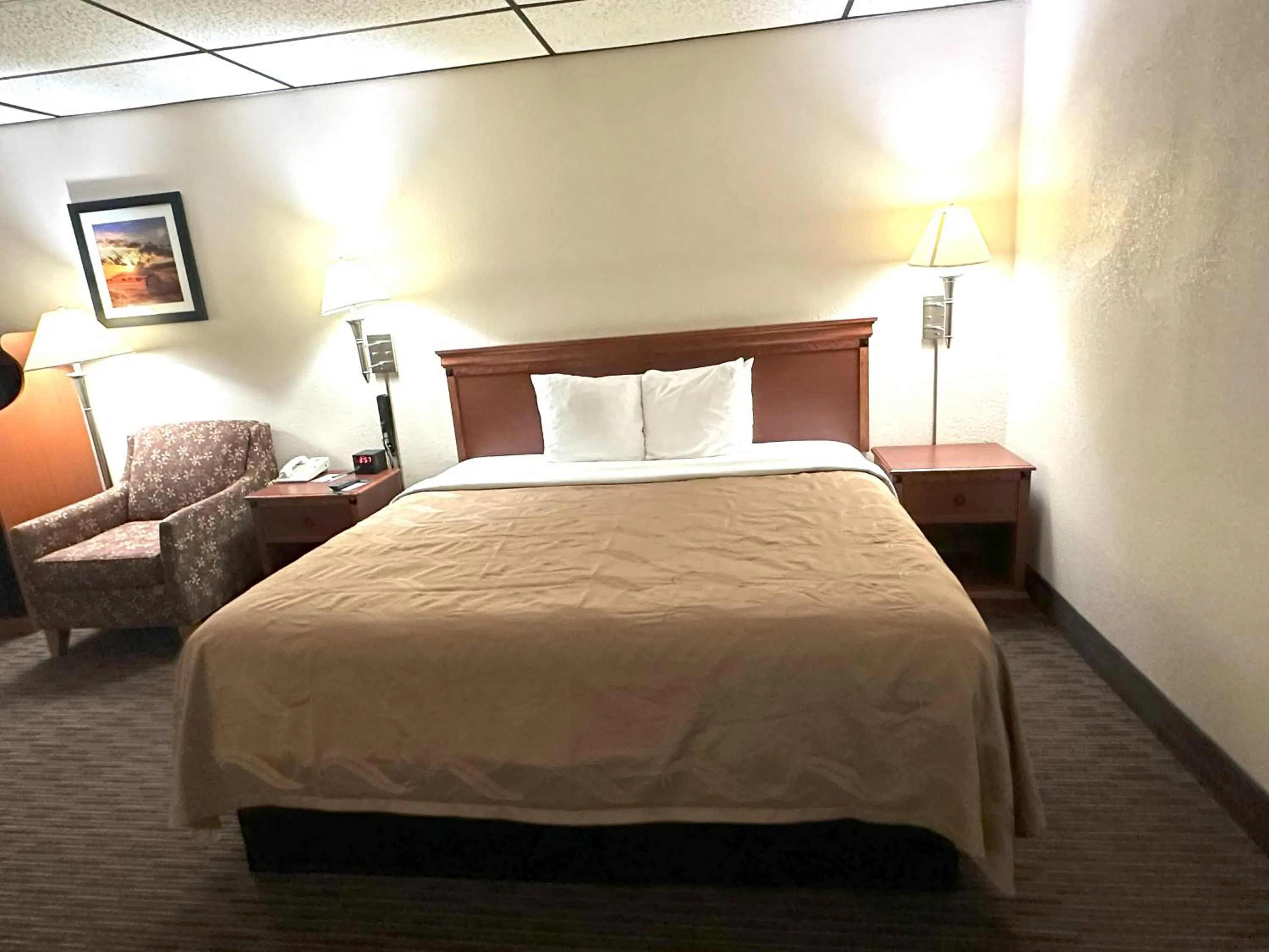 Bed in Quality Inn & Suites Salina West