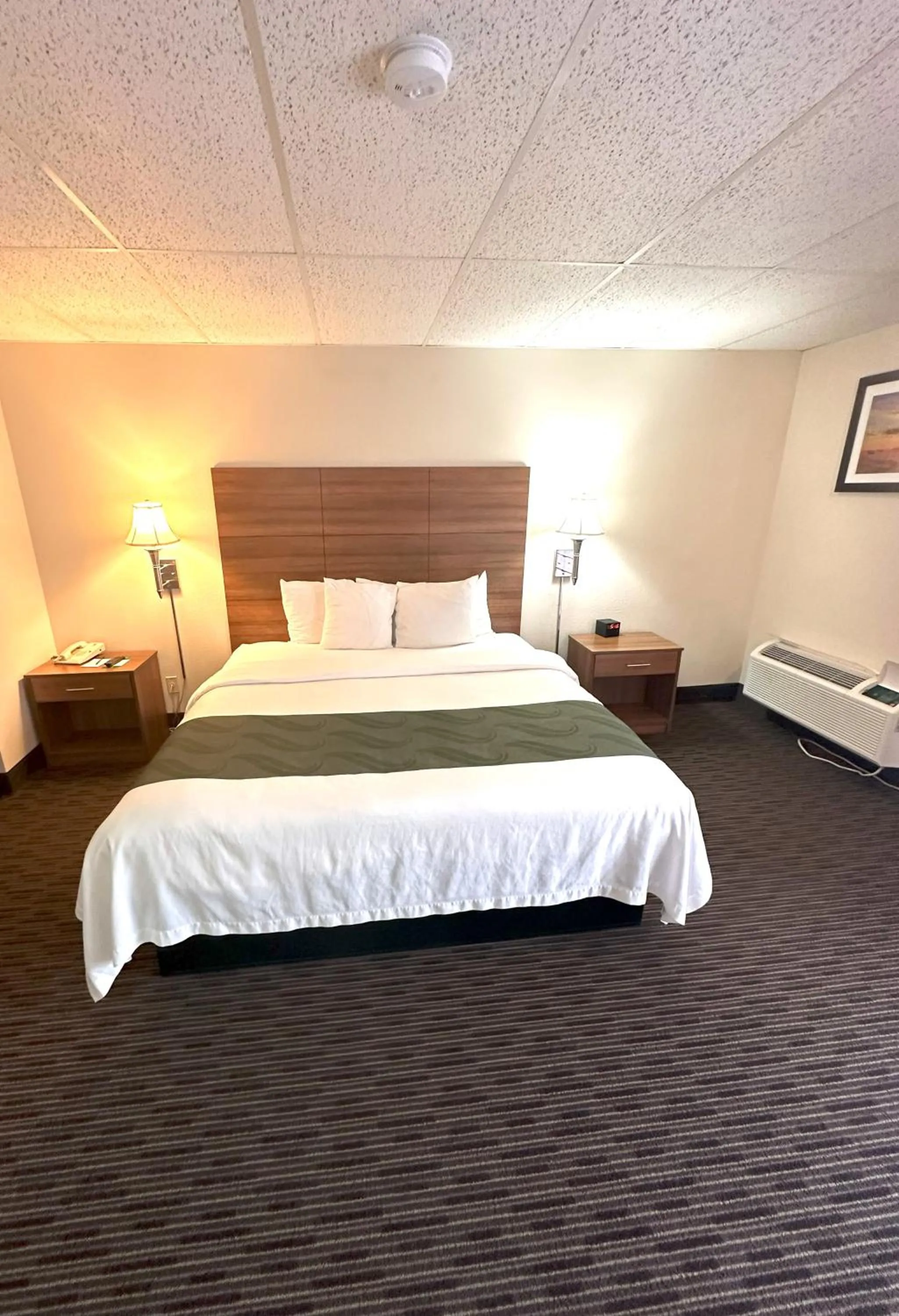 Bed in Quality Inn & Suites Salina West