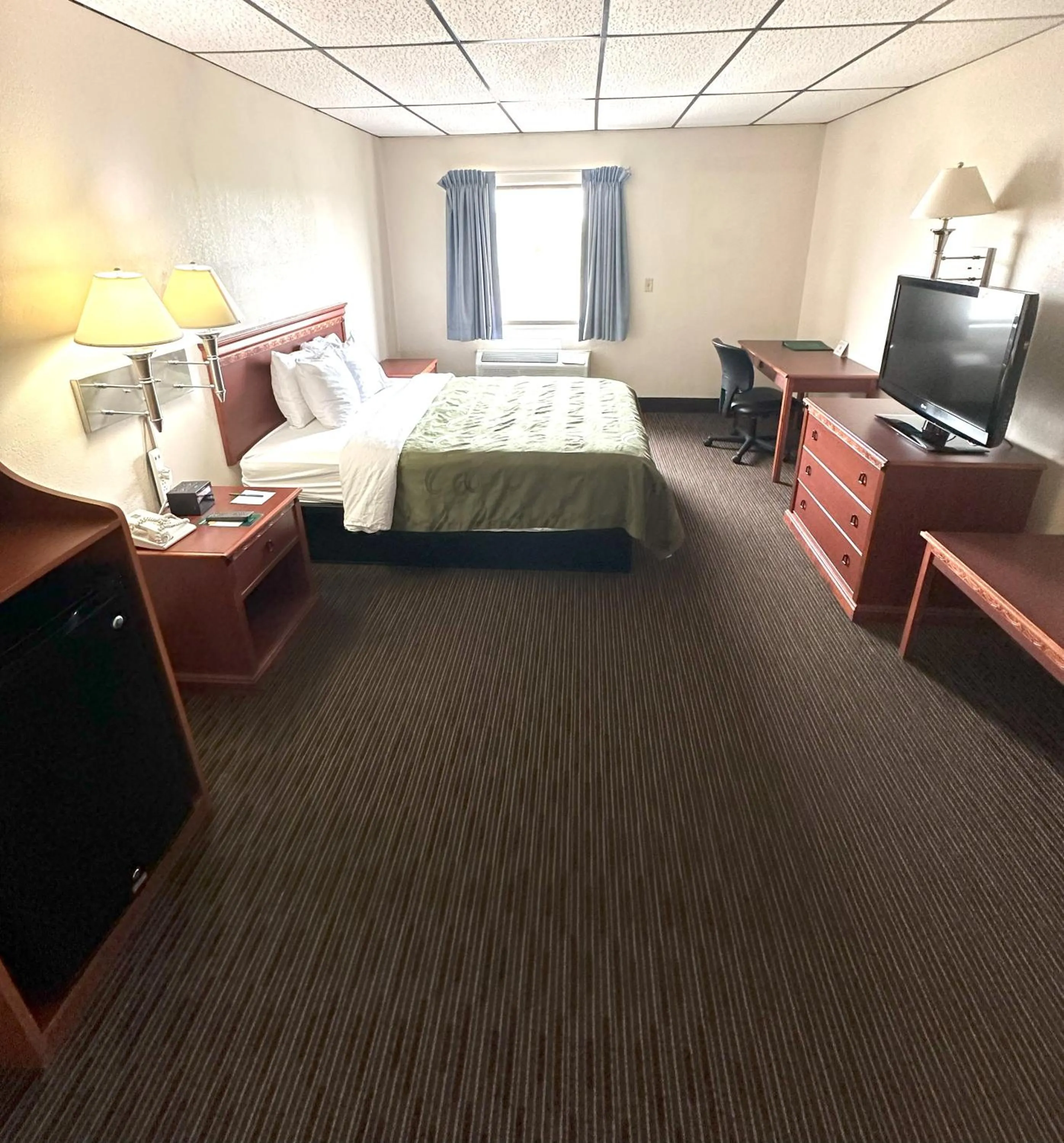 Bed in Quality Inn & Suites Salina West