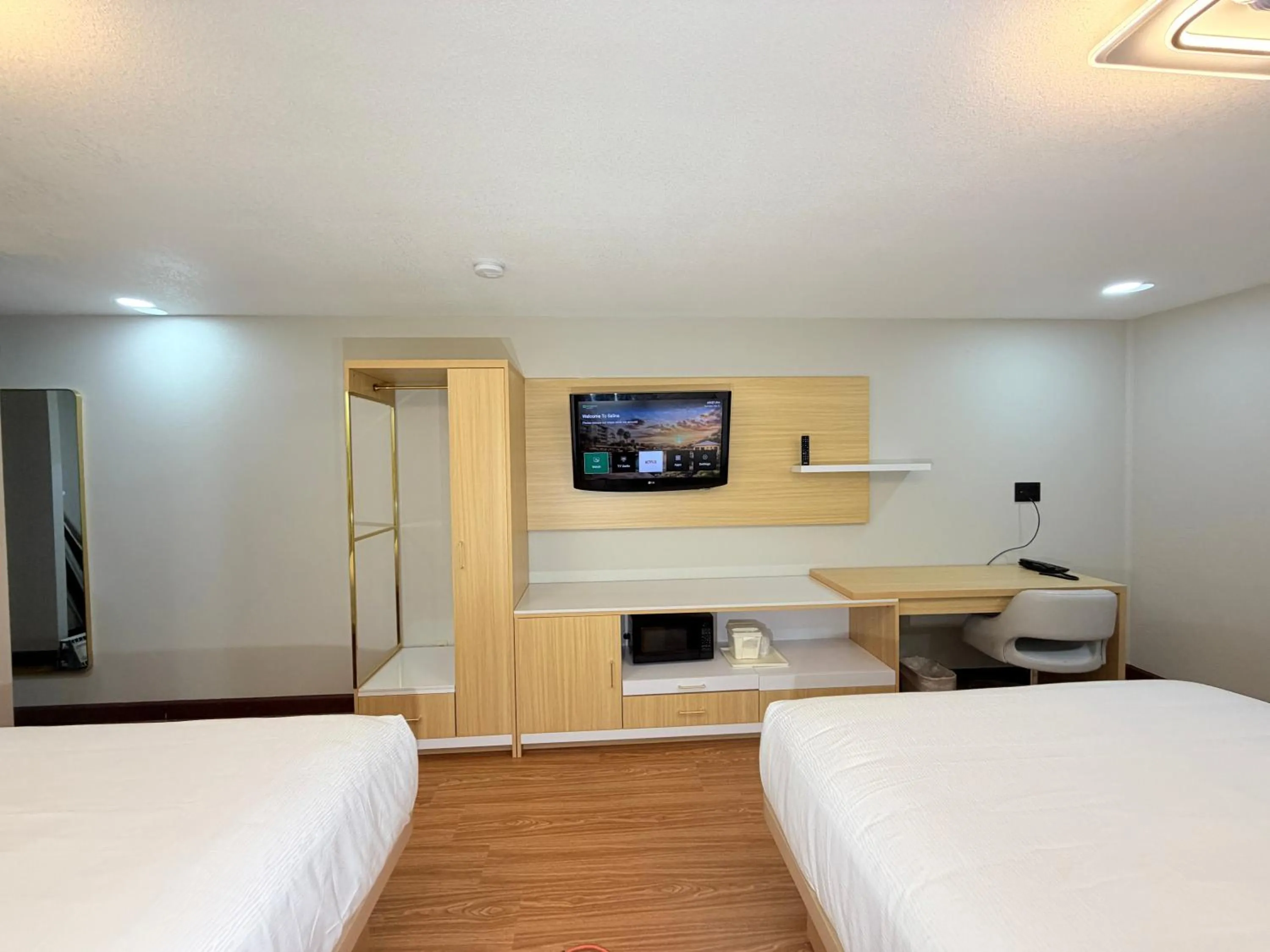 TV and multimedia, Bed in Wyndham Garden Salina Conference Center