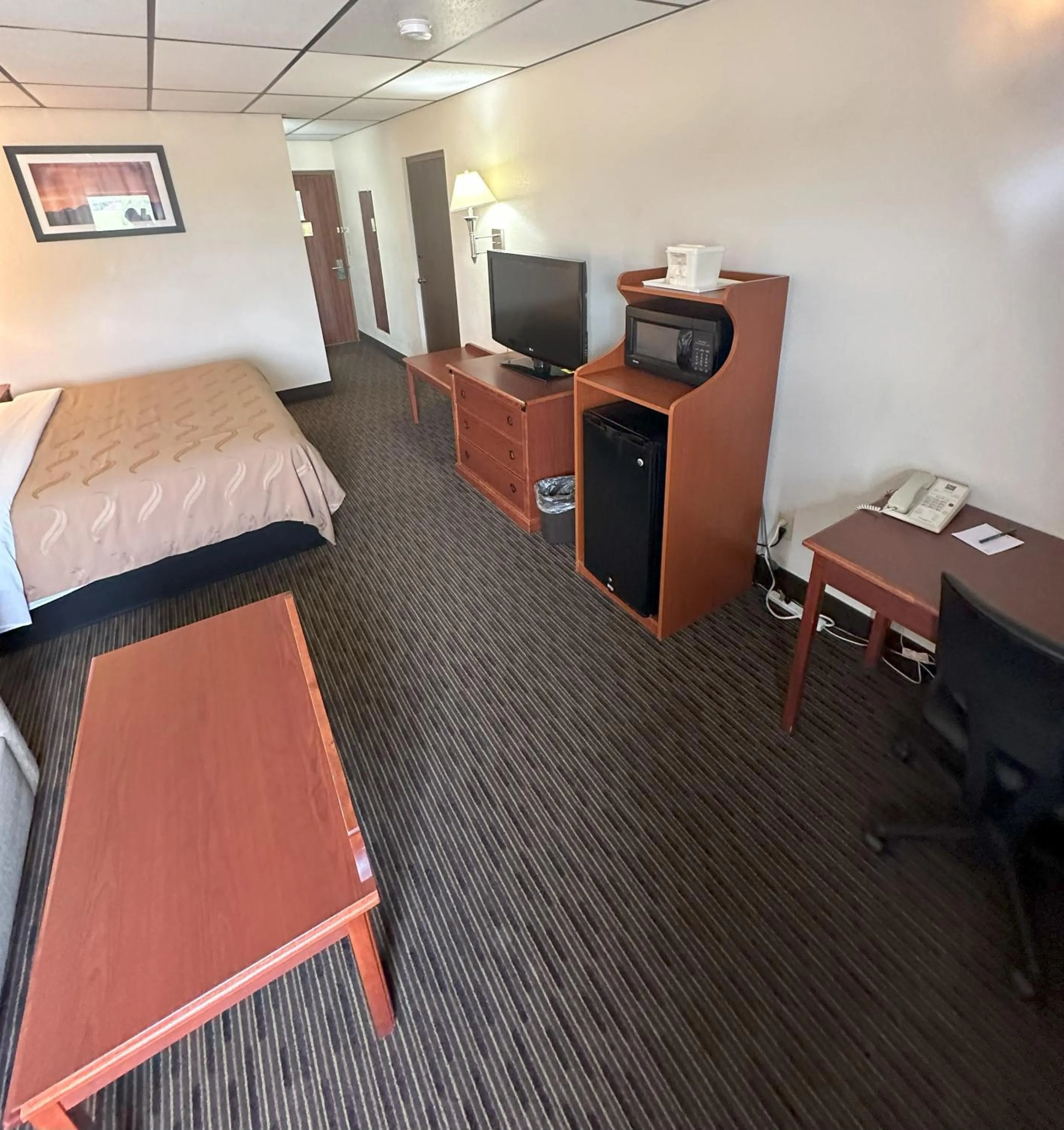 Bed in Quality Inn & Suites Salina West