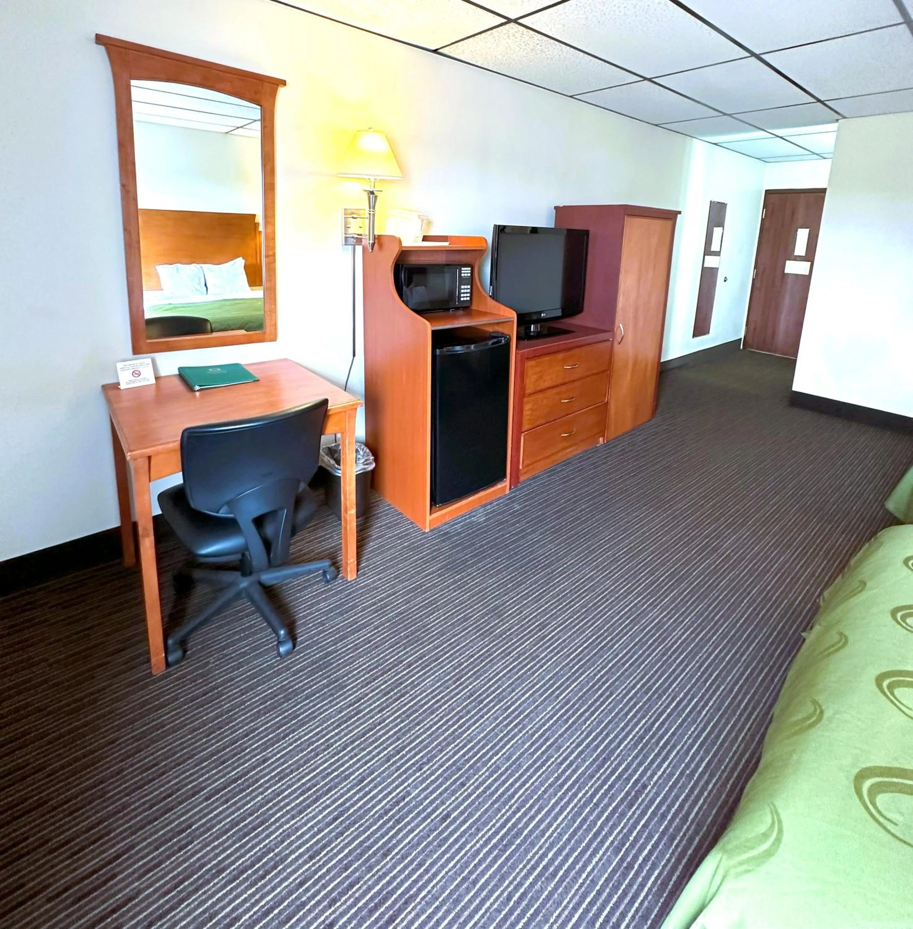 TV and multimedia in Quality Inn & Suites Salina West