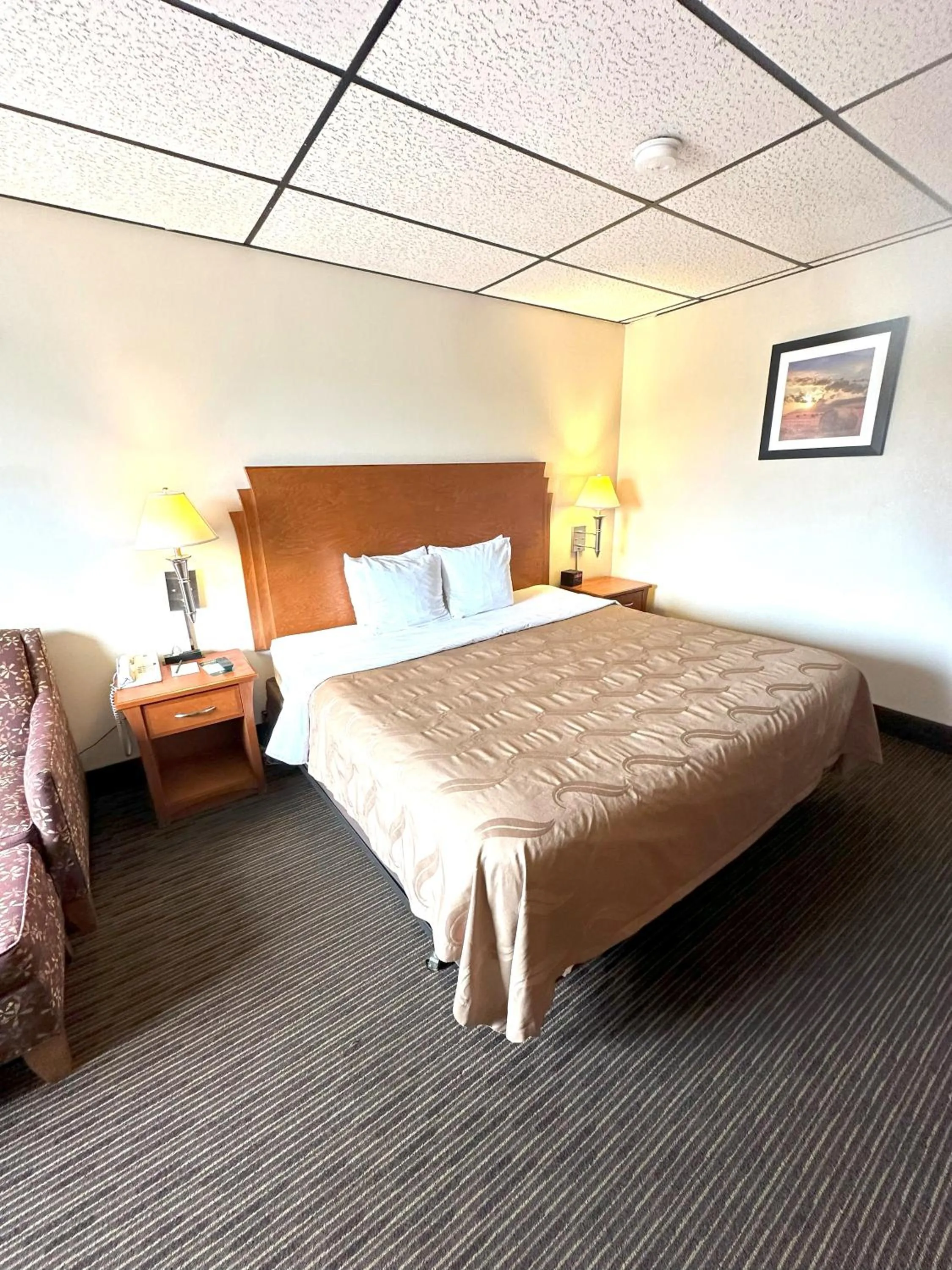 Bed in Quality Inn & Suites Salina West