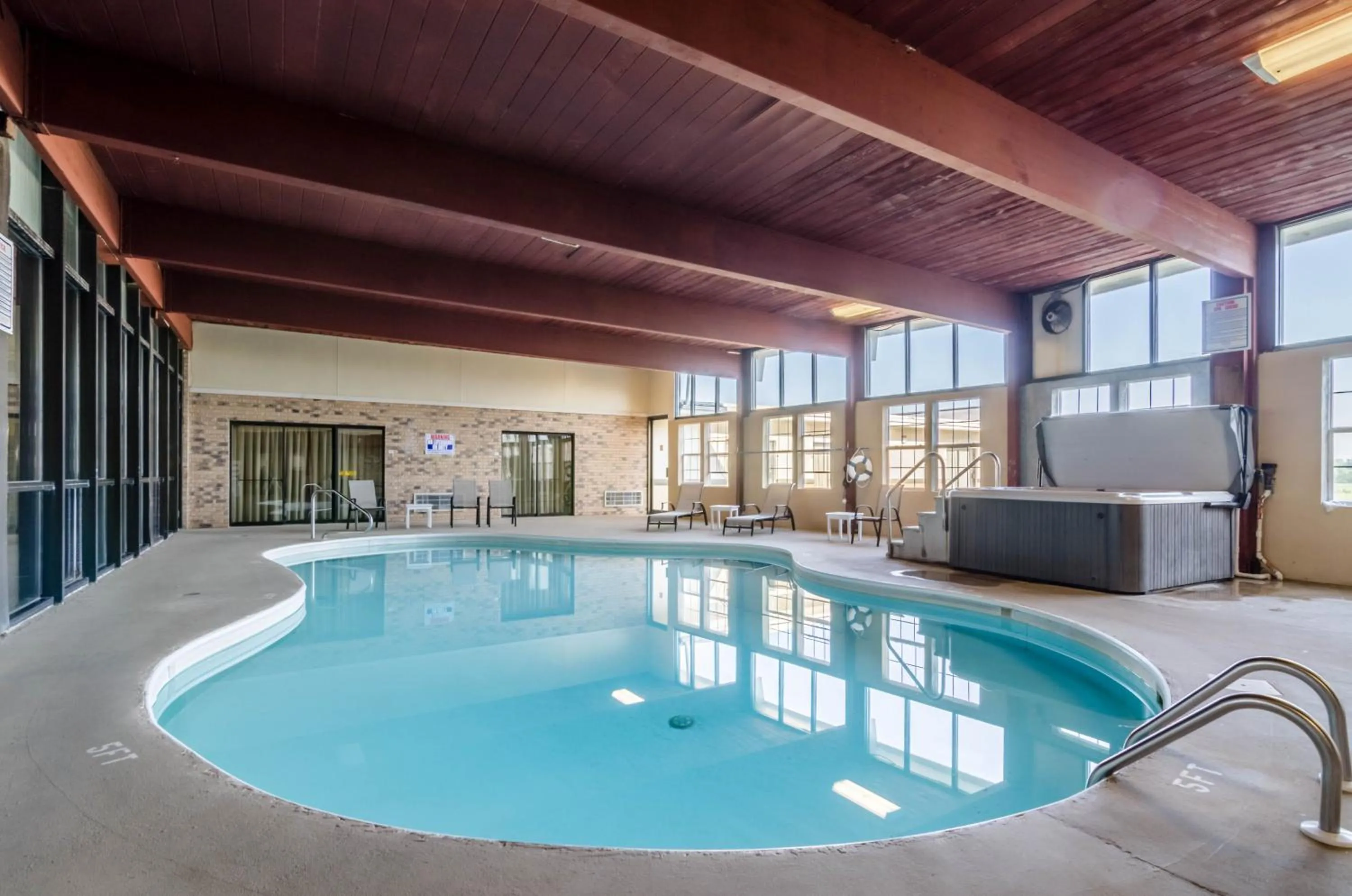 Swimming pool in Quality Inn & Suites Salina West