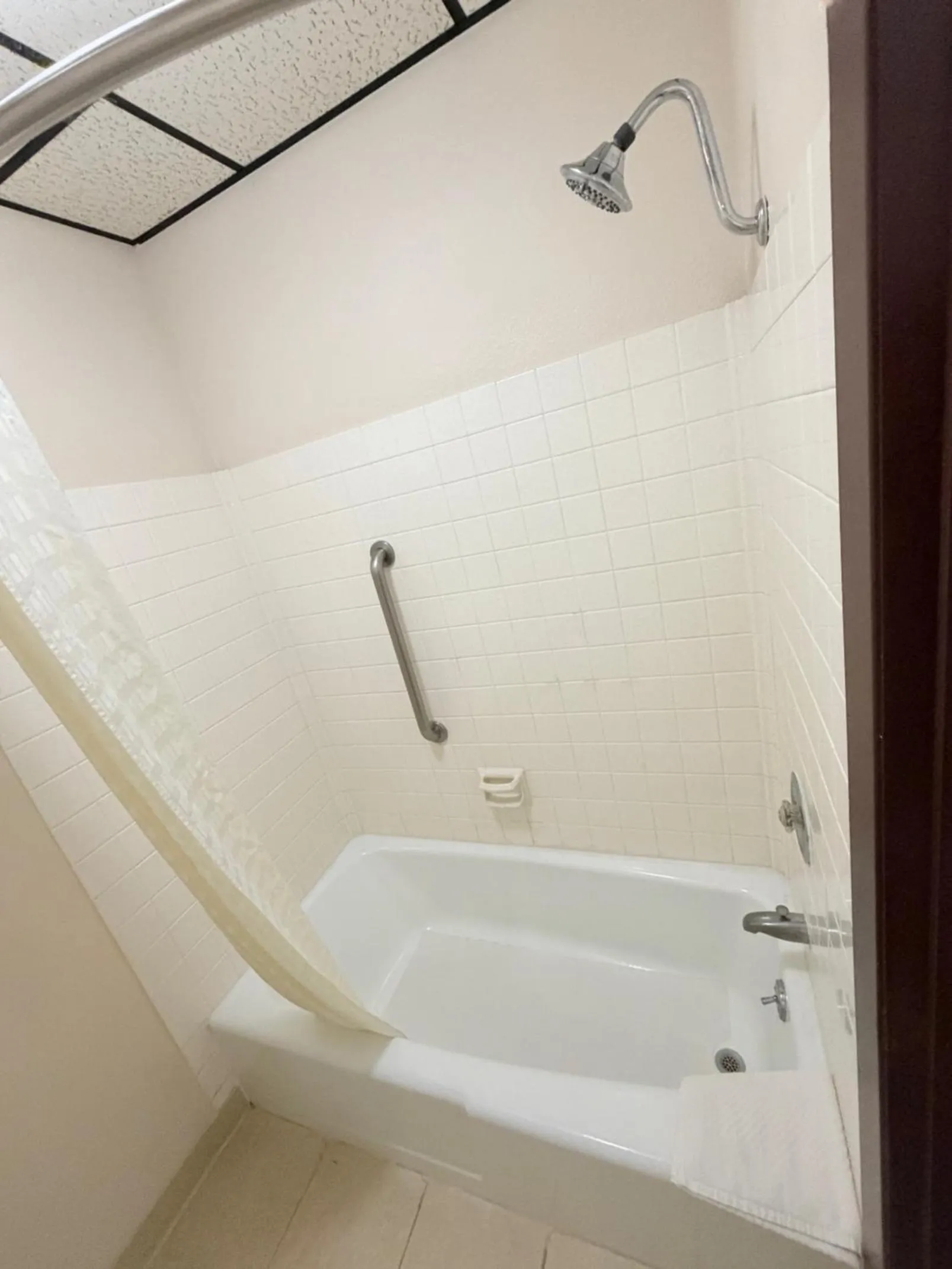 Bath in Sunflower Inn & Suites