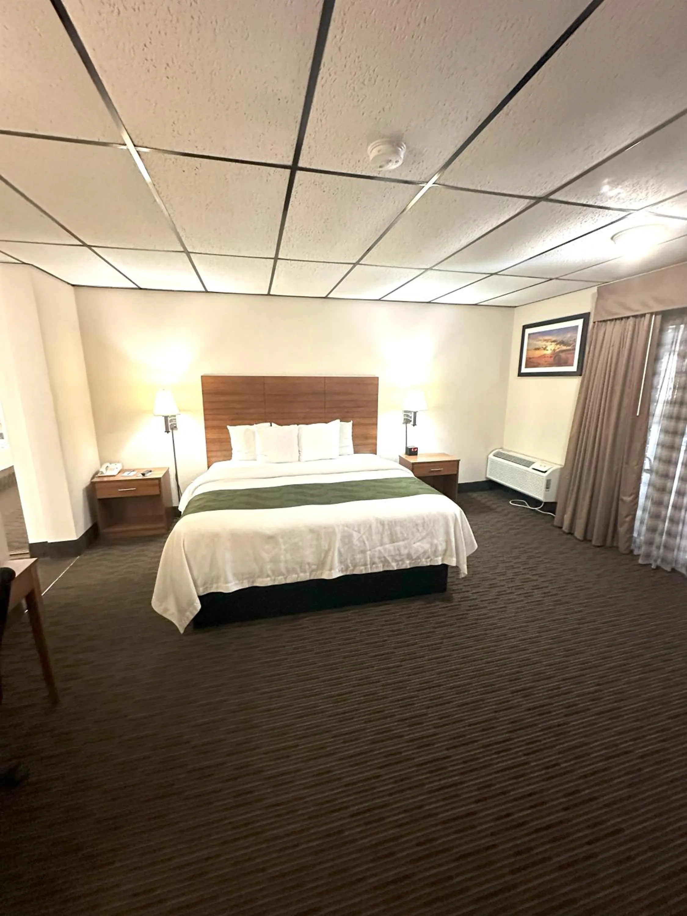 Bed in Quality Inn & Suites Salina West