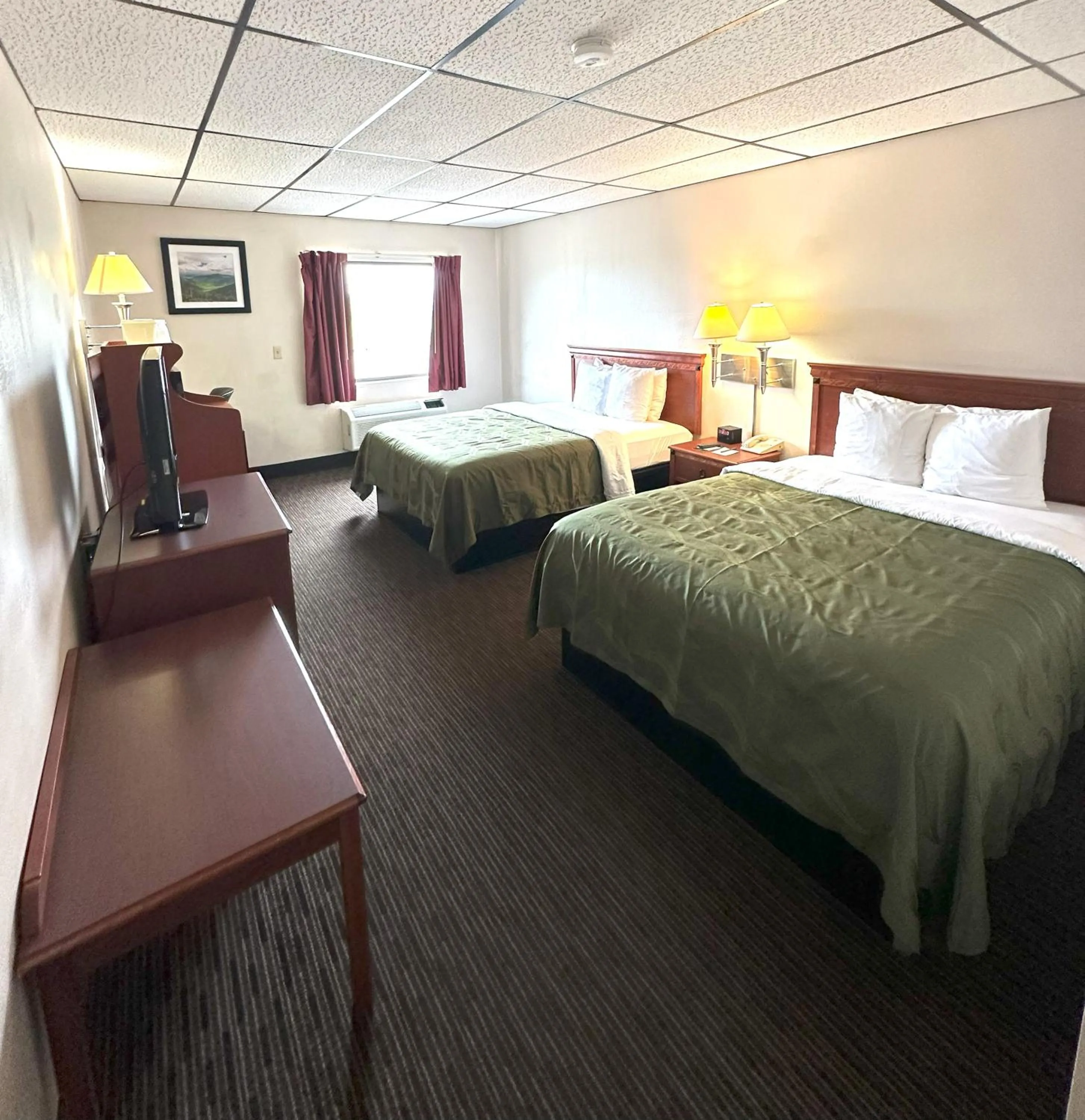 Bed in Quality Inn & Suites Salina West