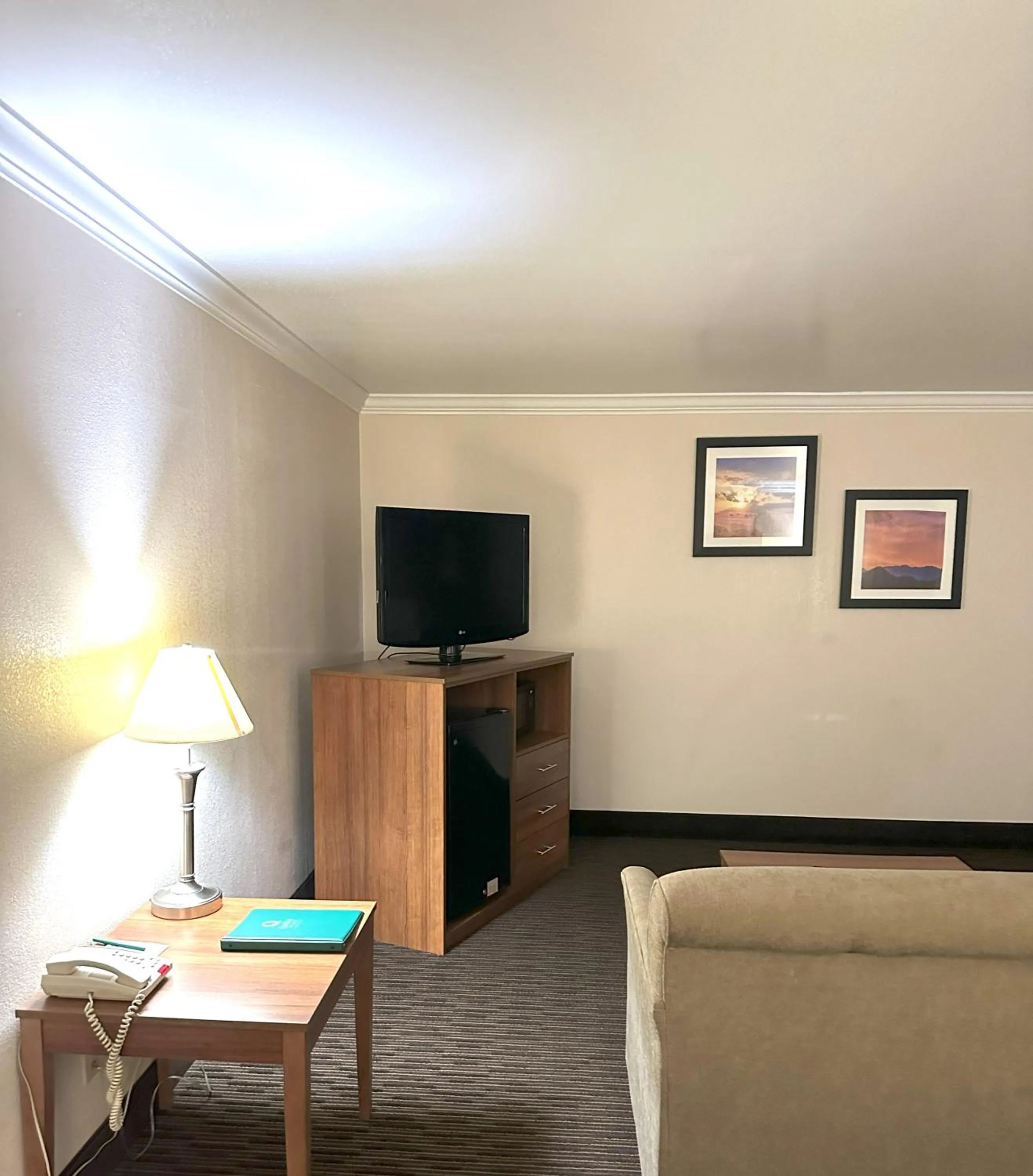 TV and multimedia in Quality Inn & Suites Salina West
