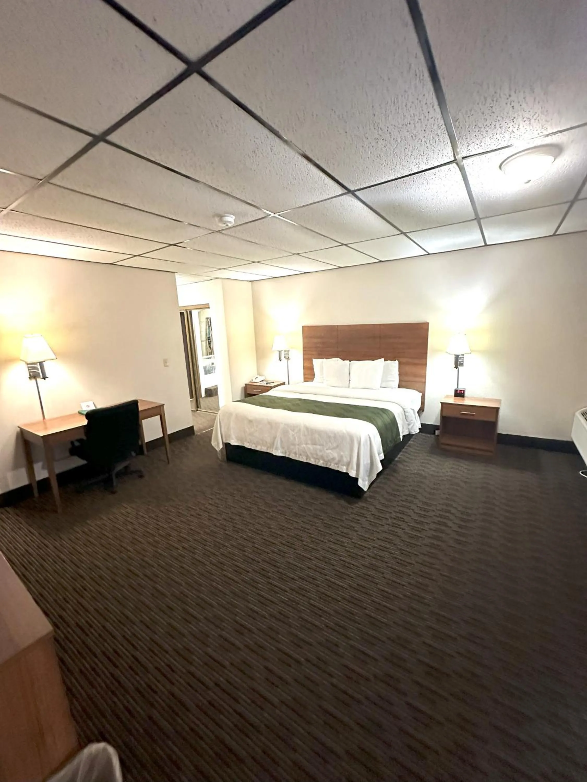 Bed in Quality Inn & Suites Salina West
