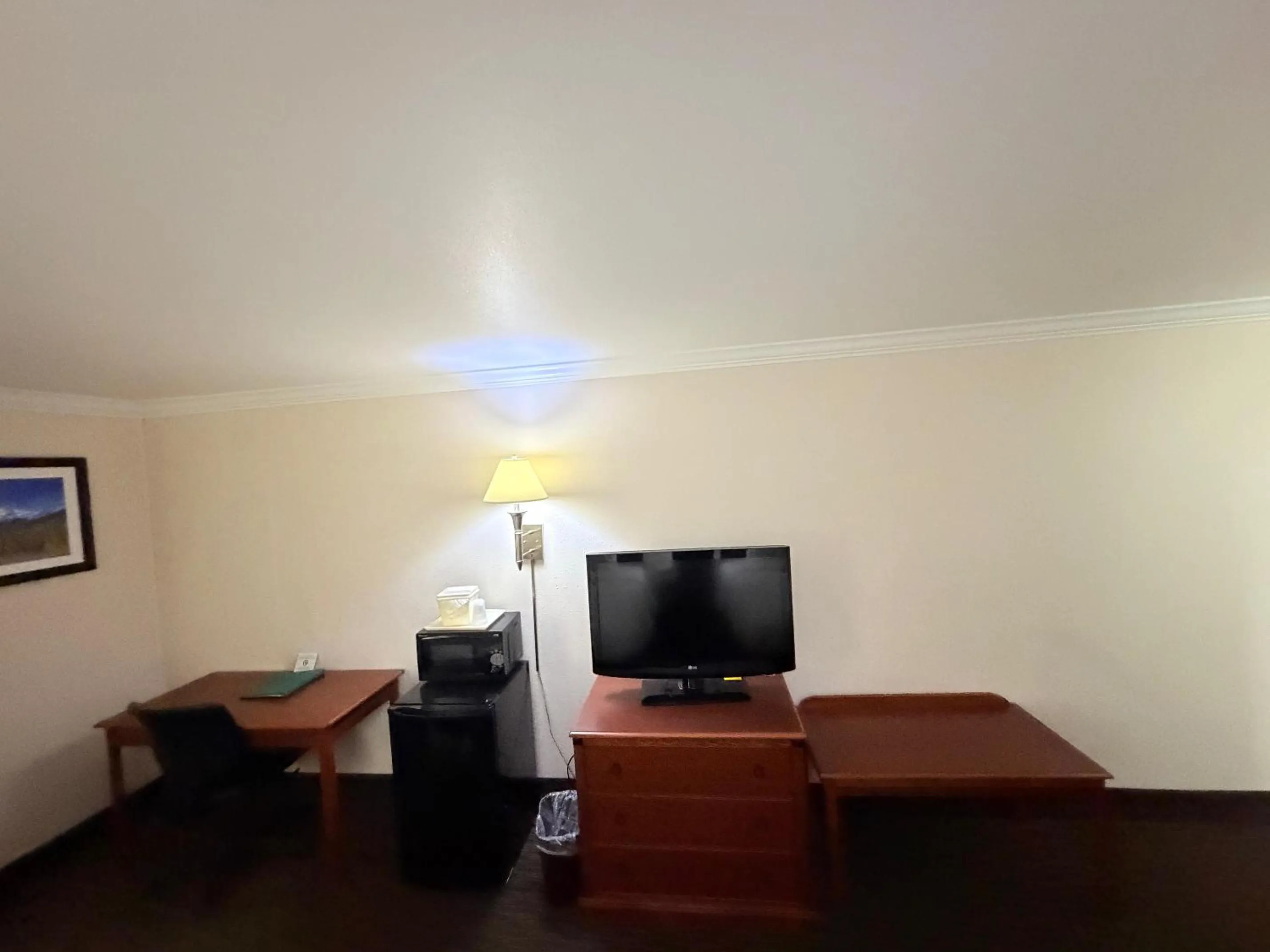 TV and multimedia in Sunflower Inn & Suites