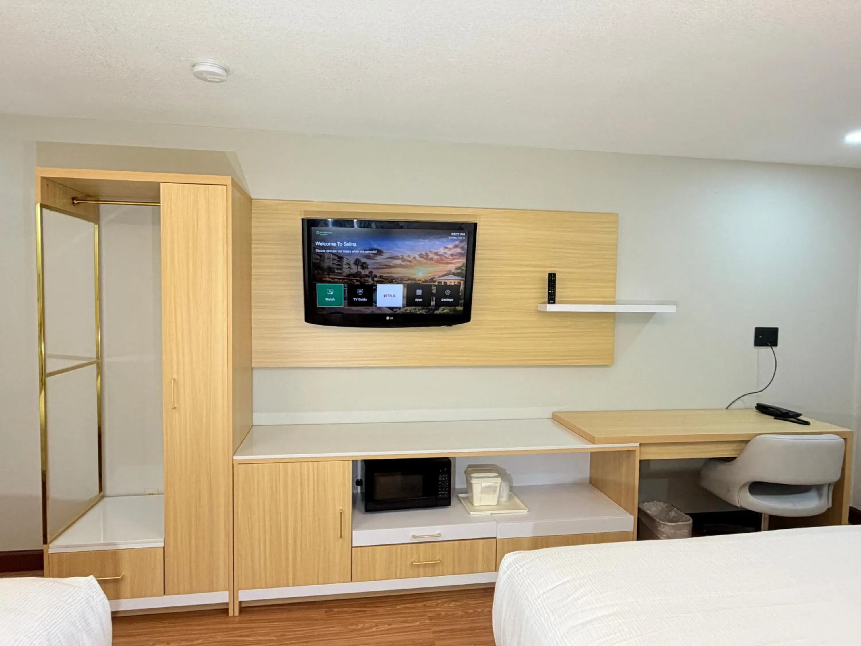 TV and multimedia, Bed in Wyndham Garden Salina Conference Center