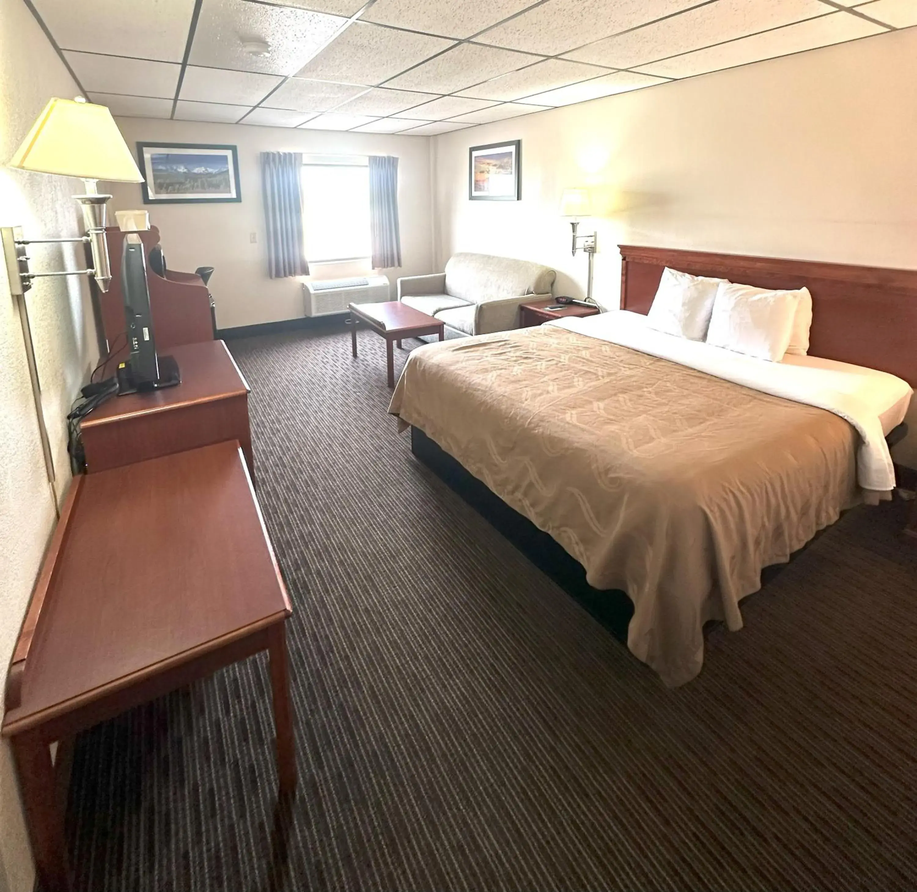 Bed in Quality Inn & Suites Salina West Bed in Quality Inn & Suites Salina West