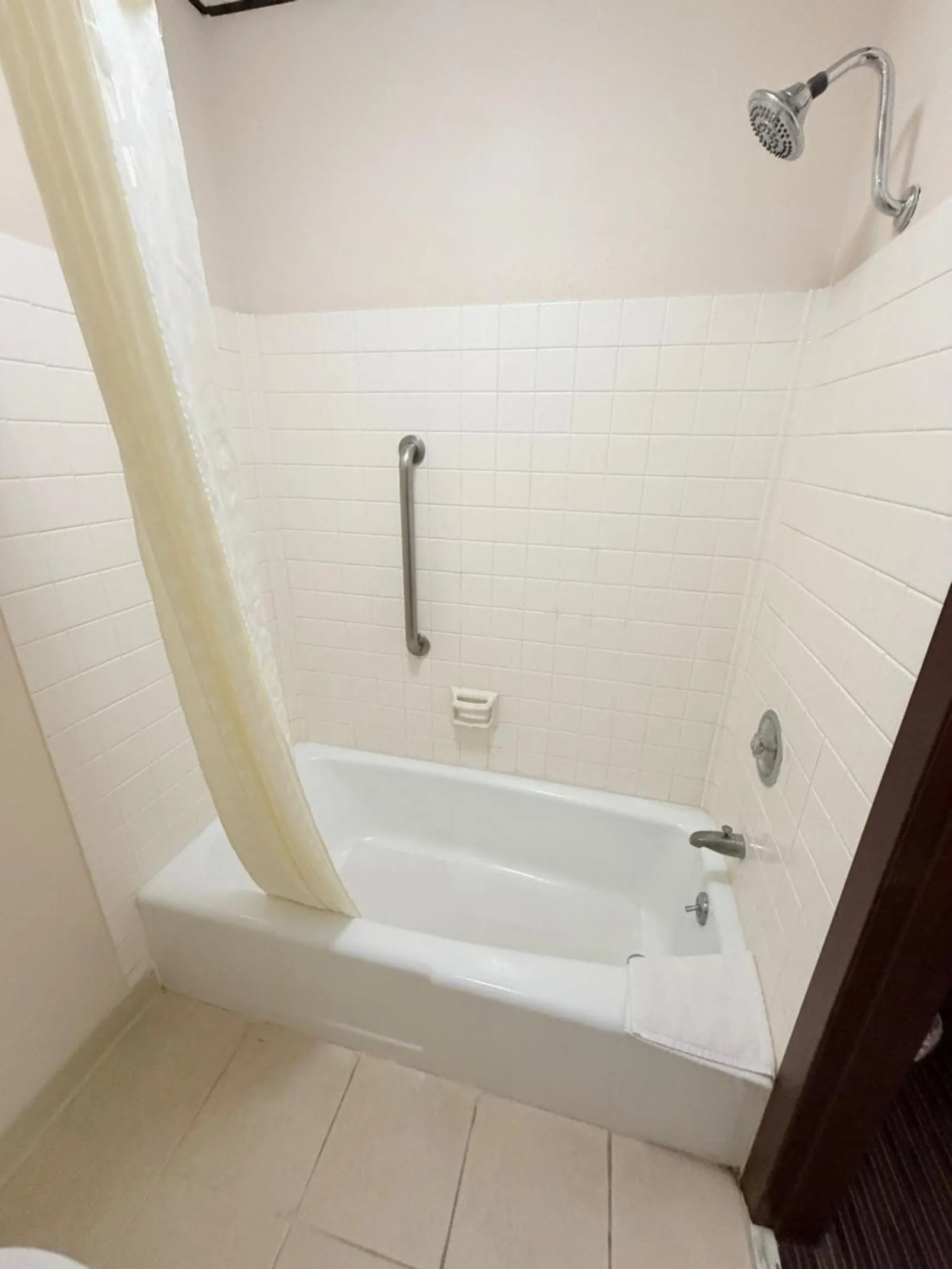 Bath in Sunflower Inn & Suites