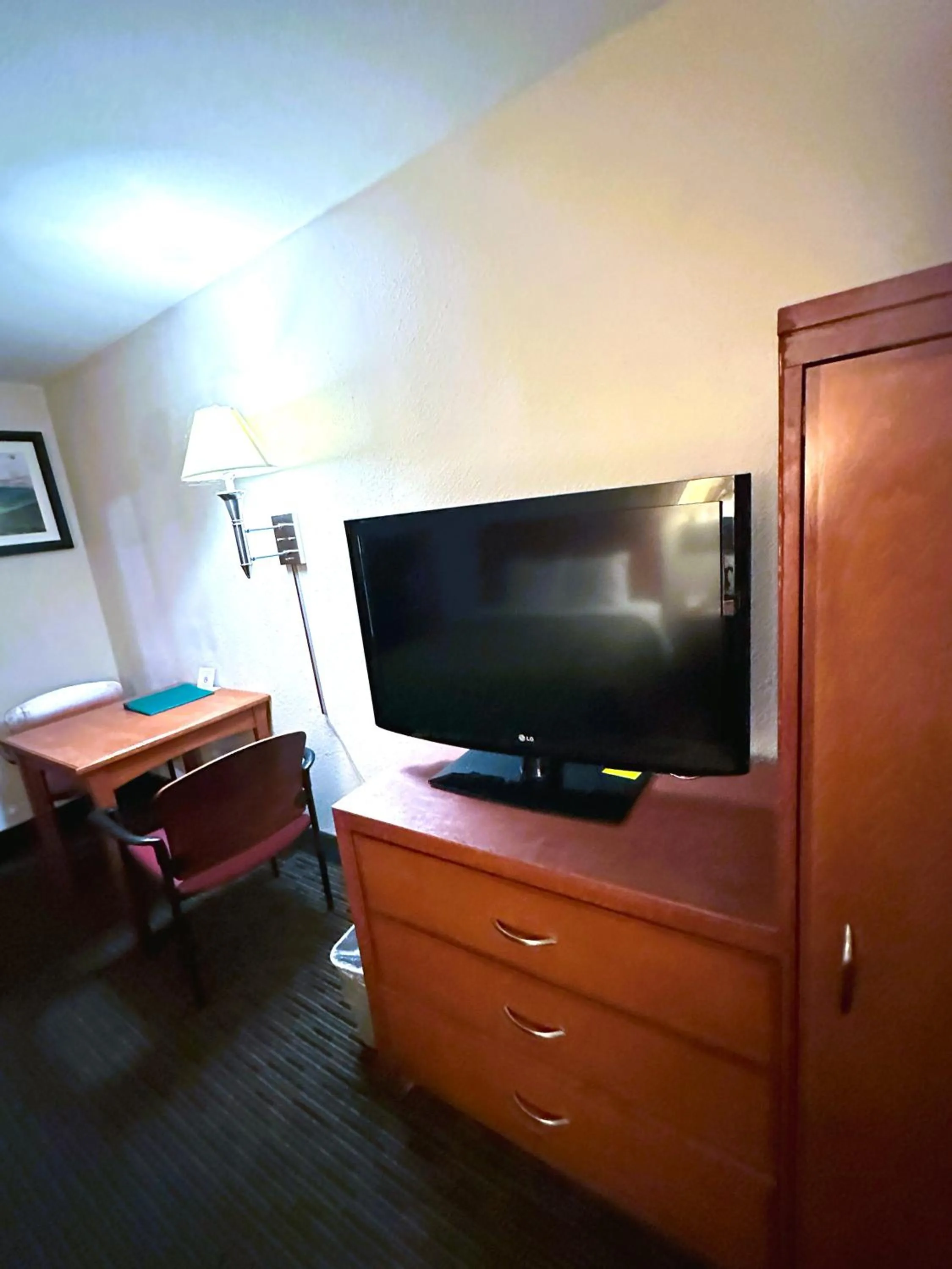 TV and multimedia in Quality Inn & Suites Salina West