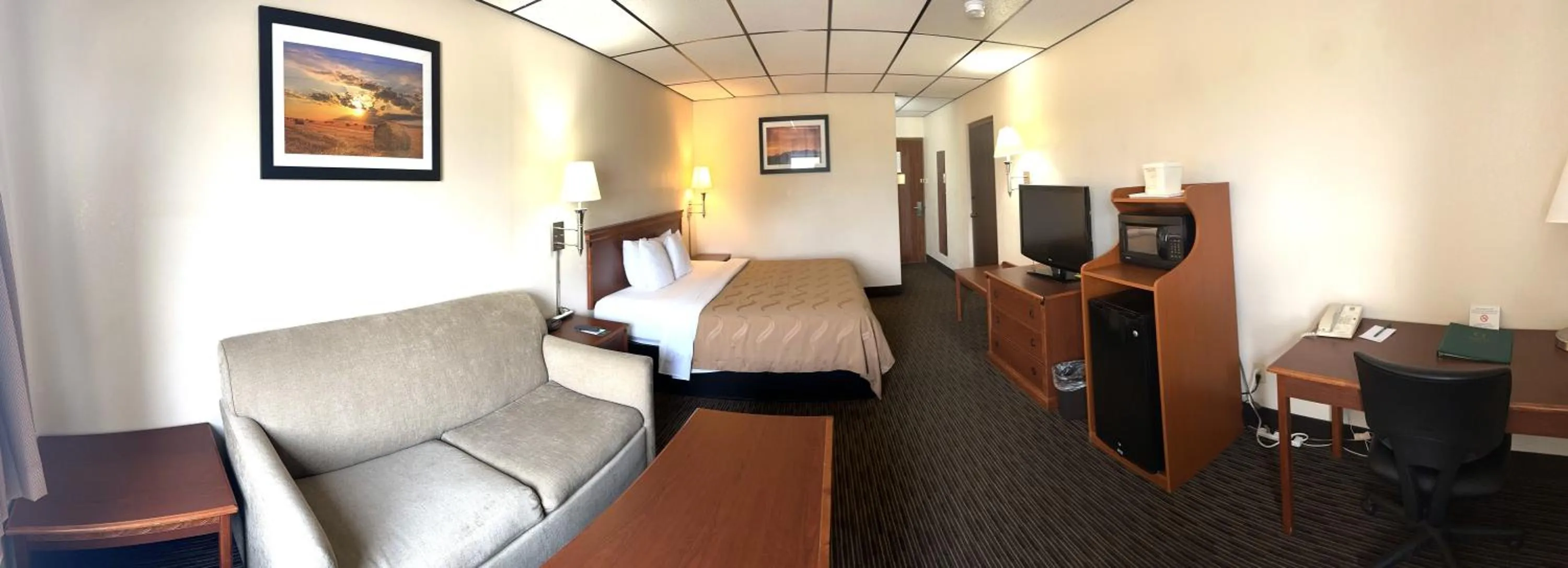 Bed in Quality Inn & Suites Salina West
