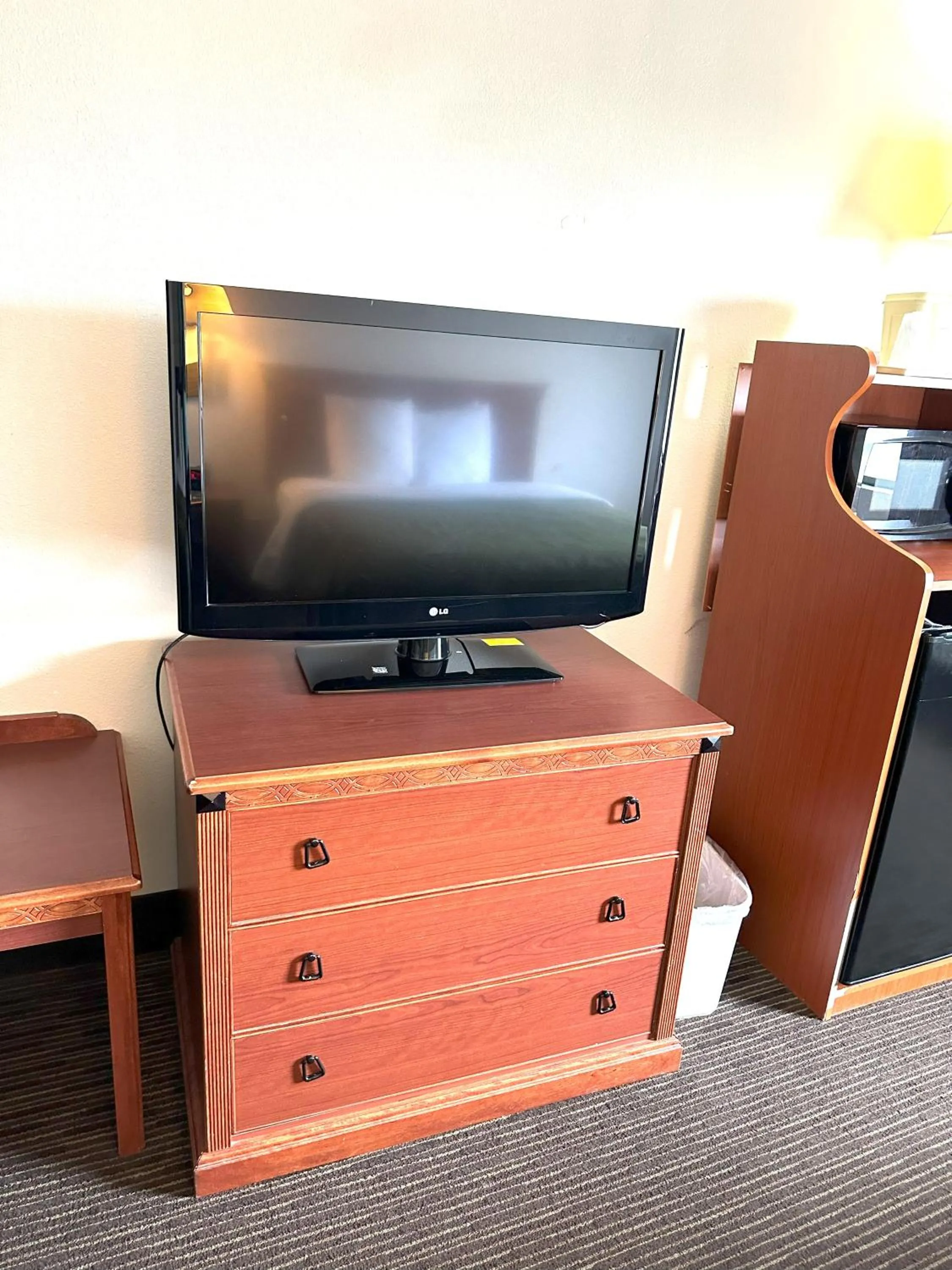 TV and multimedia in Quality Inn & Suites Salina West