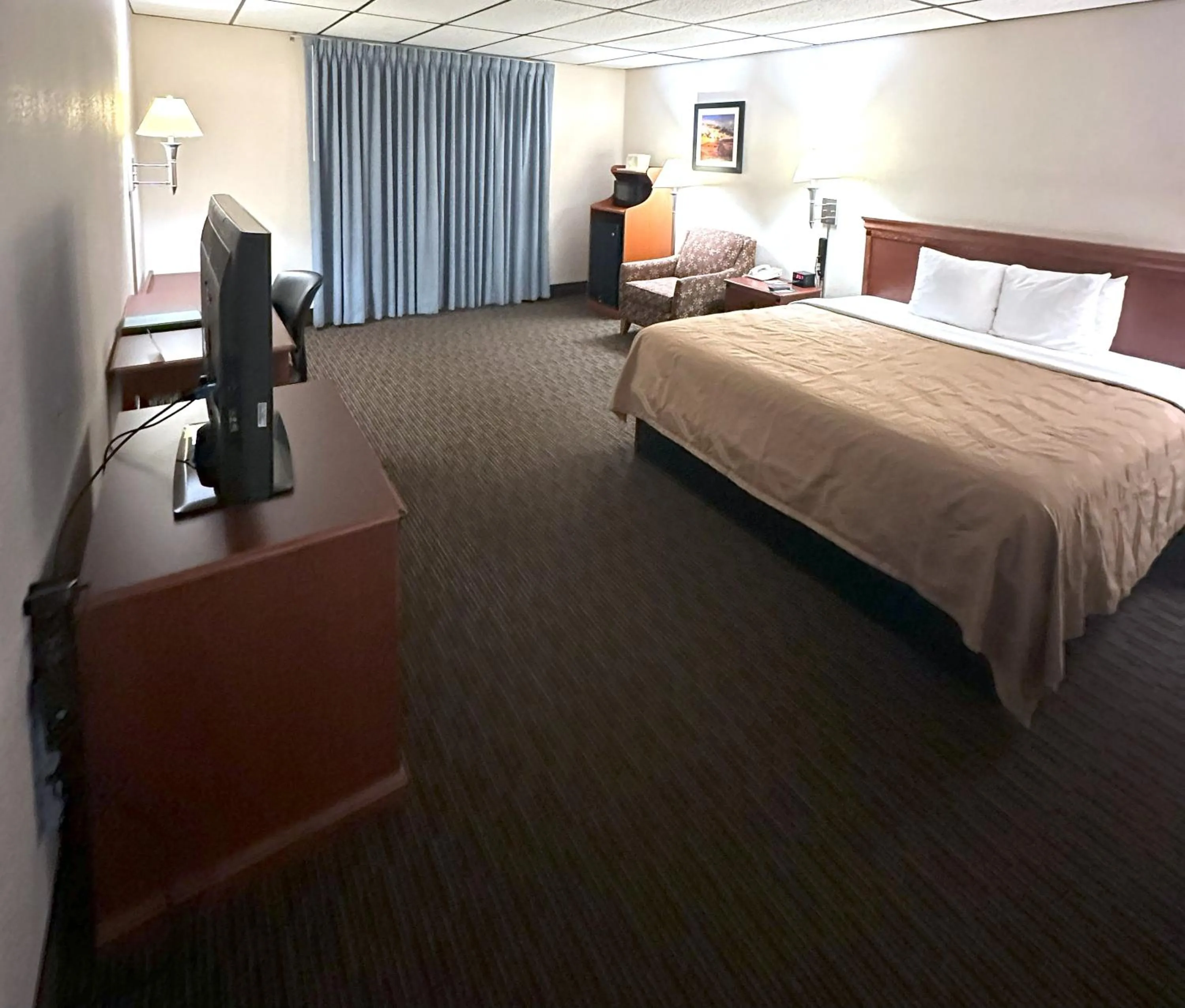 Bed in Quality Inn & Suites Salina West