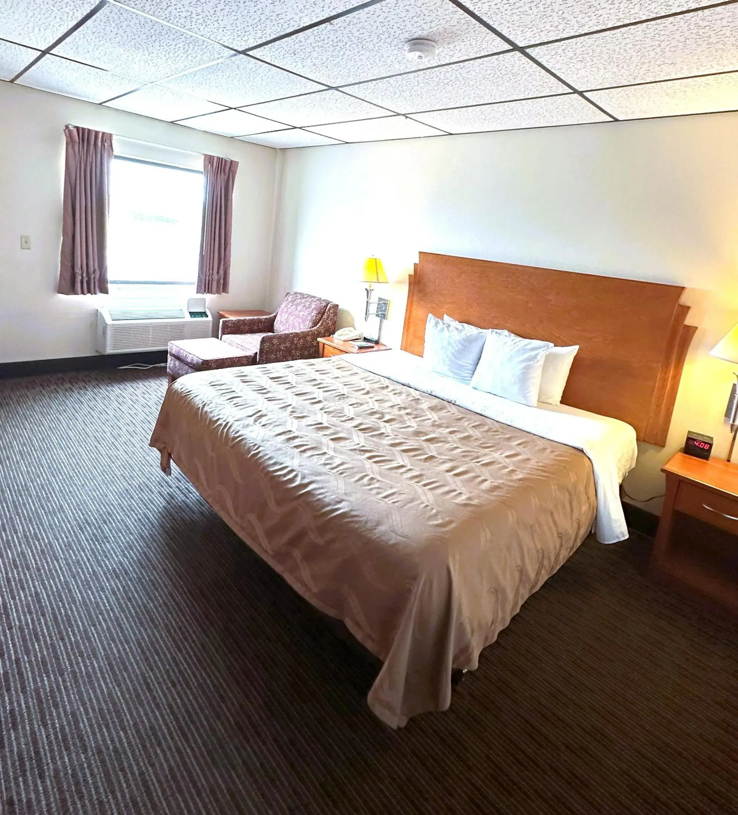 Bed in Quality Inn & Suites Salina West Bed in Quality Inn & Suites Salina West