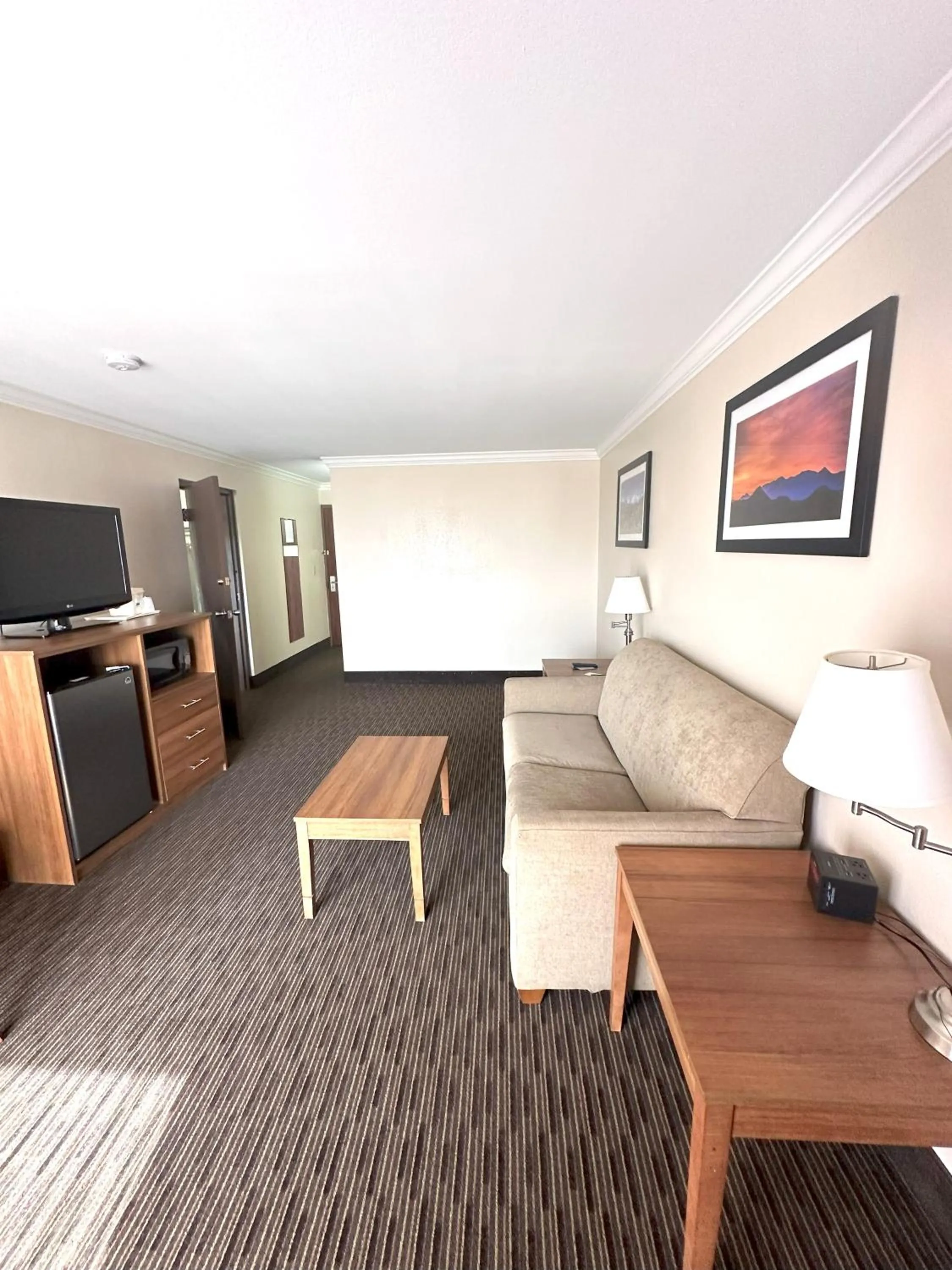 Communal lounge/ TV room in Quality Inn & Suites Salina West