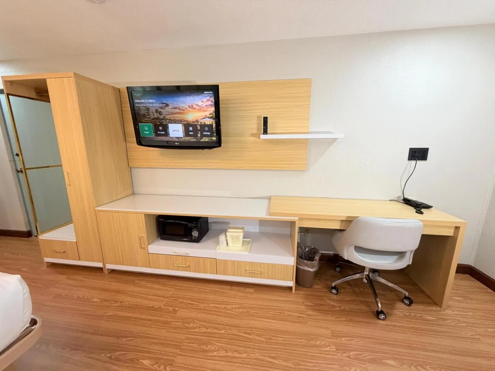 TV and multimedia in Wyndham Garden Salina Conference Center