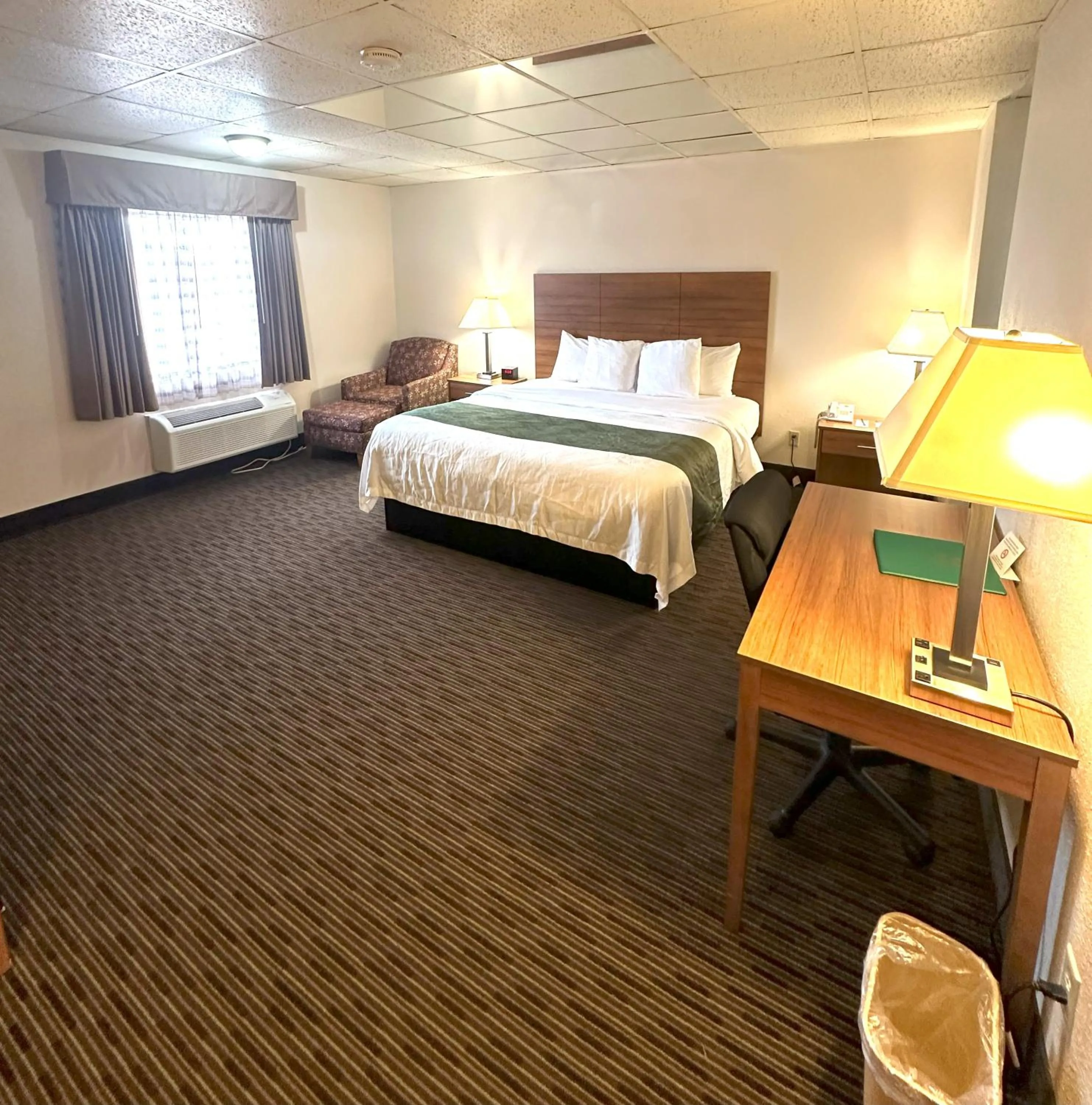 Bed in Quality Inn & Suites Salina West