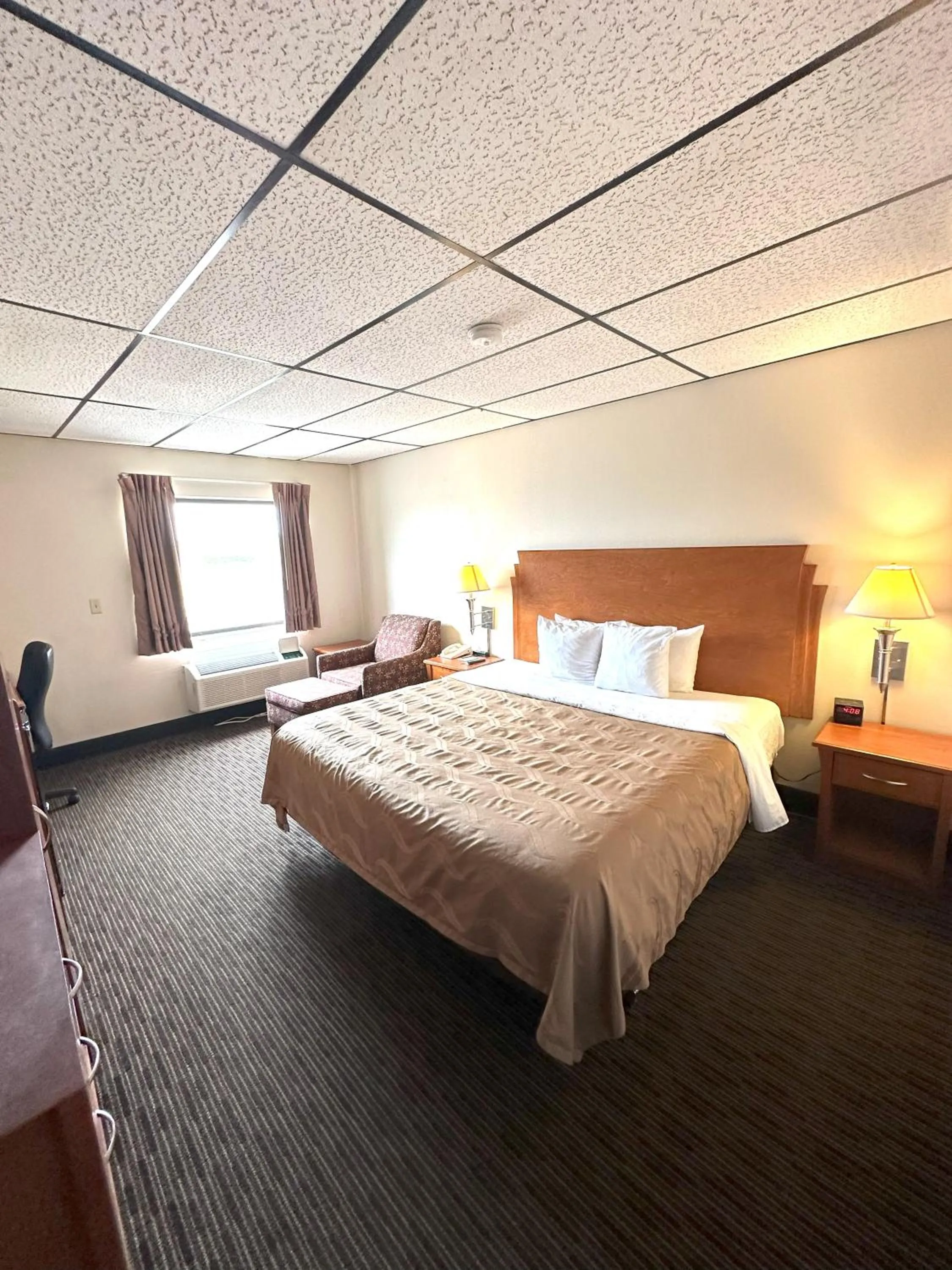 Bed in Quality Inn & Suites Salina West