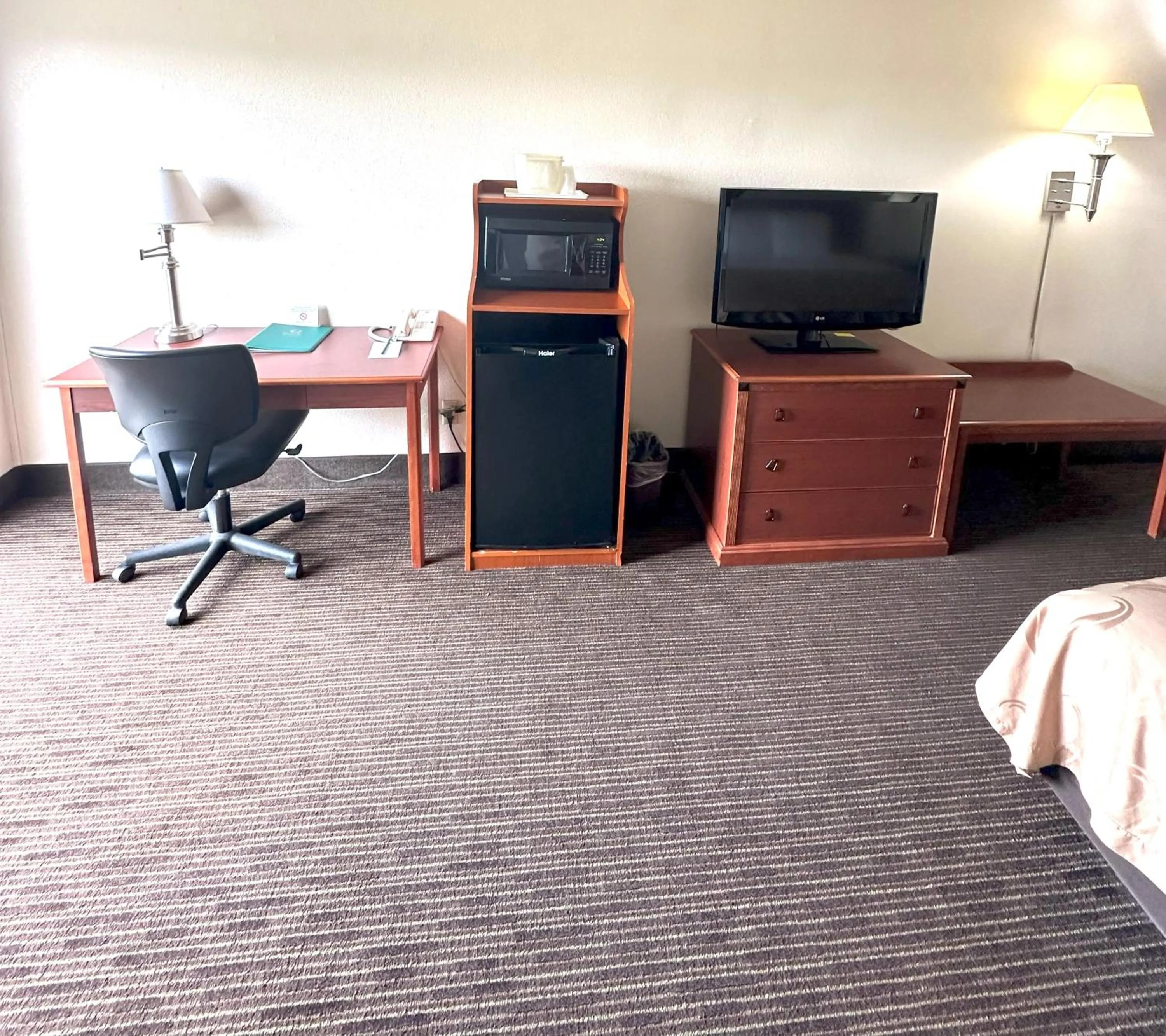 TV and multimedia in Quality Inn & Suites Salina West