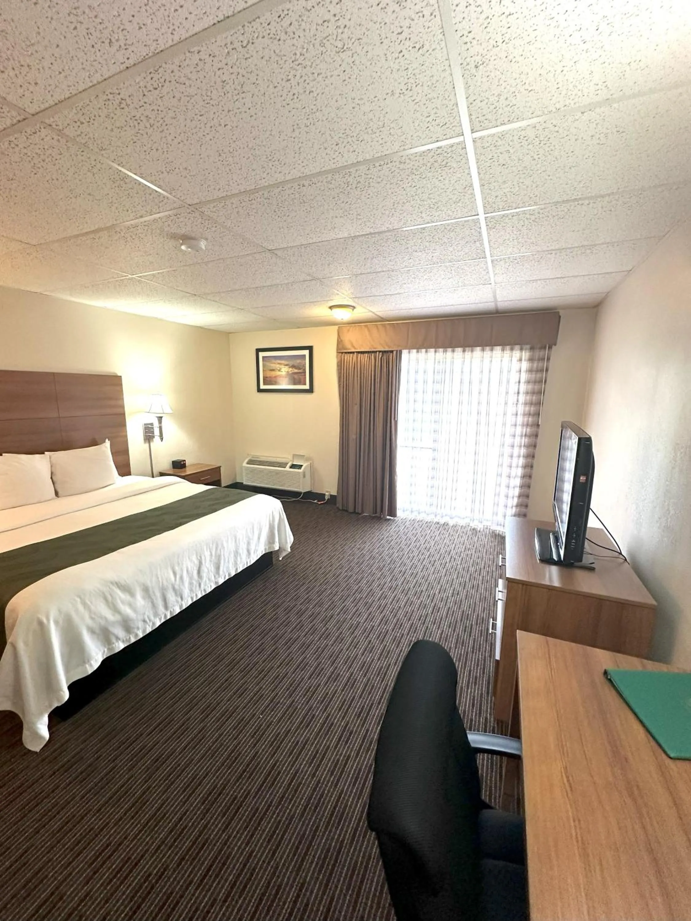 Bed in Quality Inn & Suites Salina West
