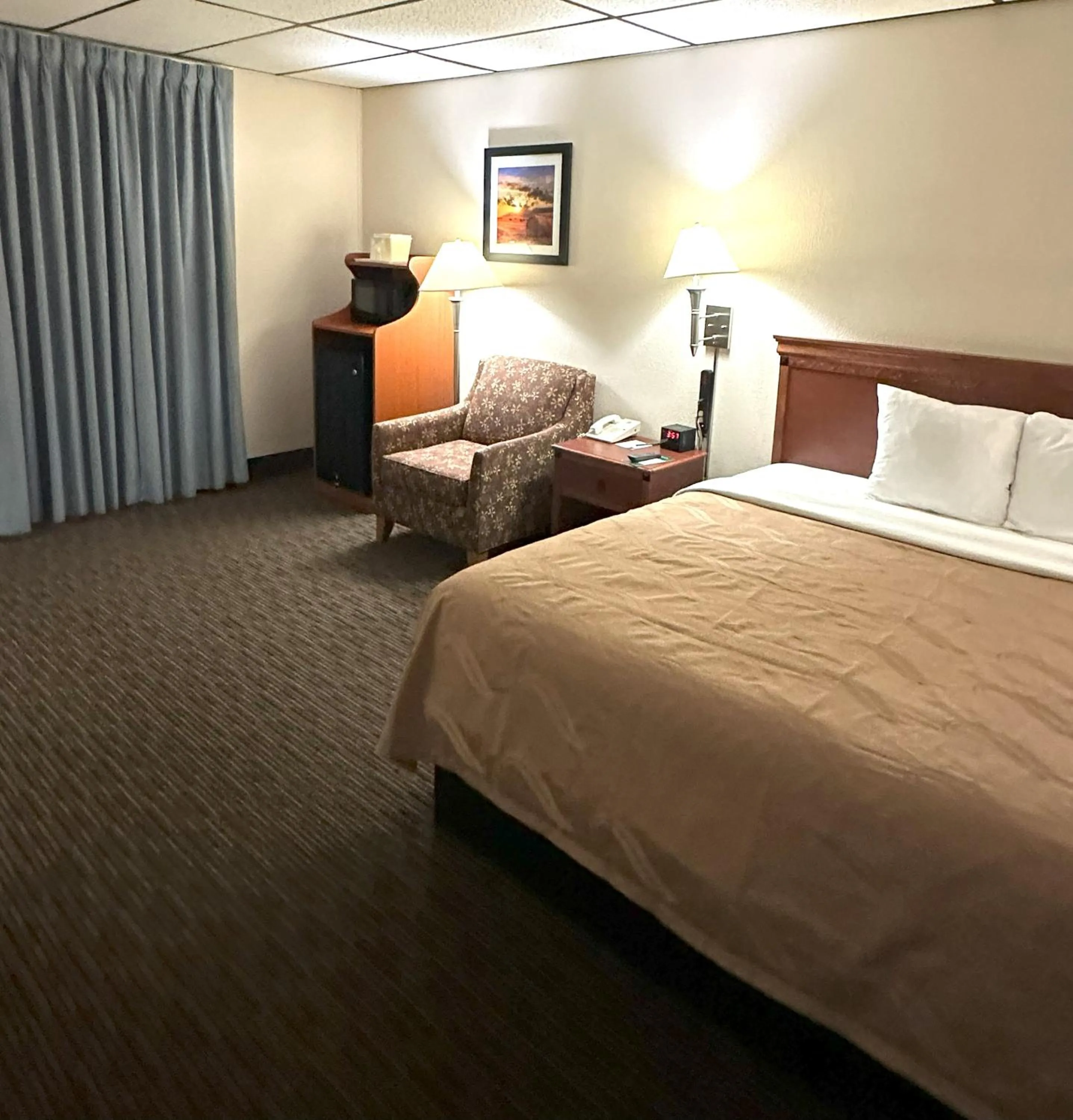 Bed in Quality Inn & Suites Salina West