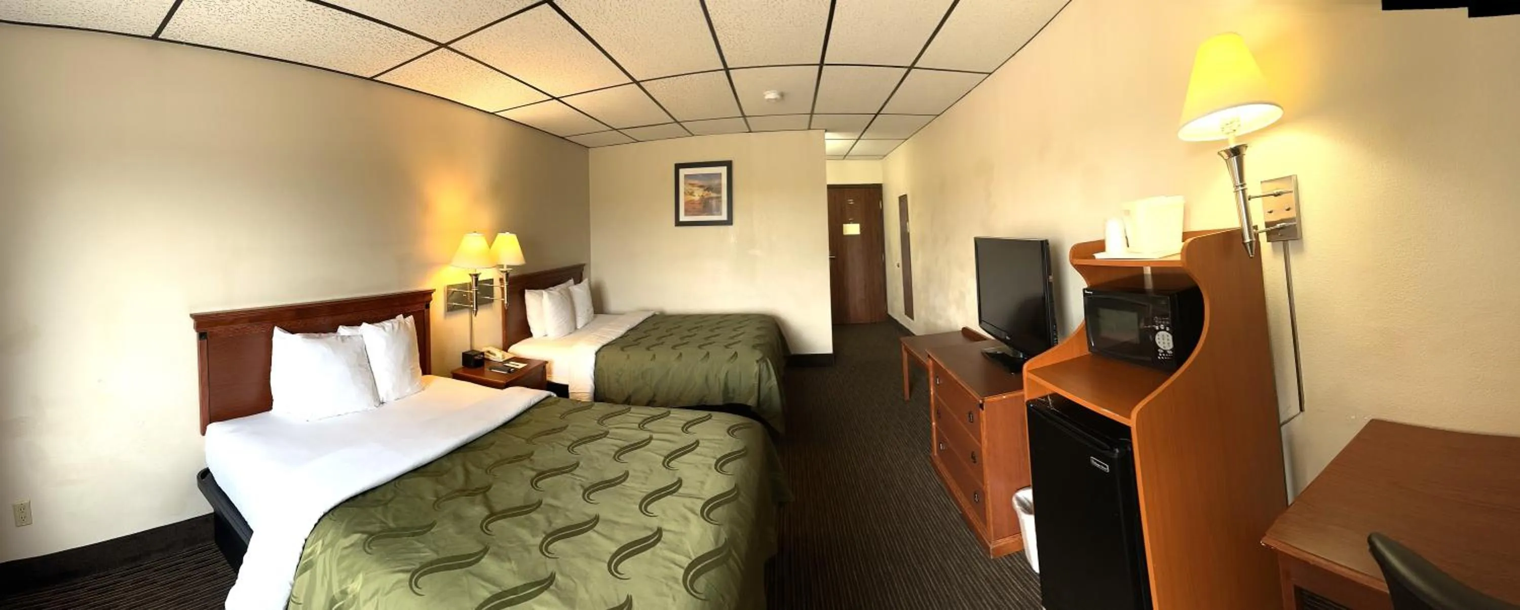 Bed in Quality Inn & Suites Salina West
