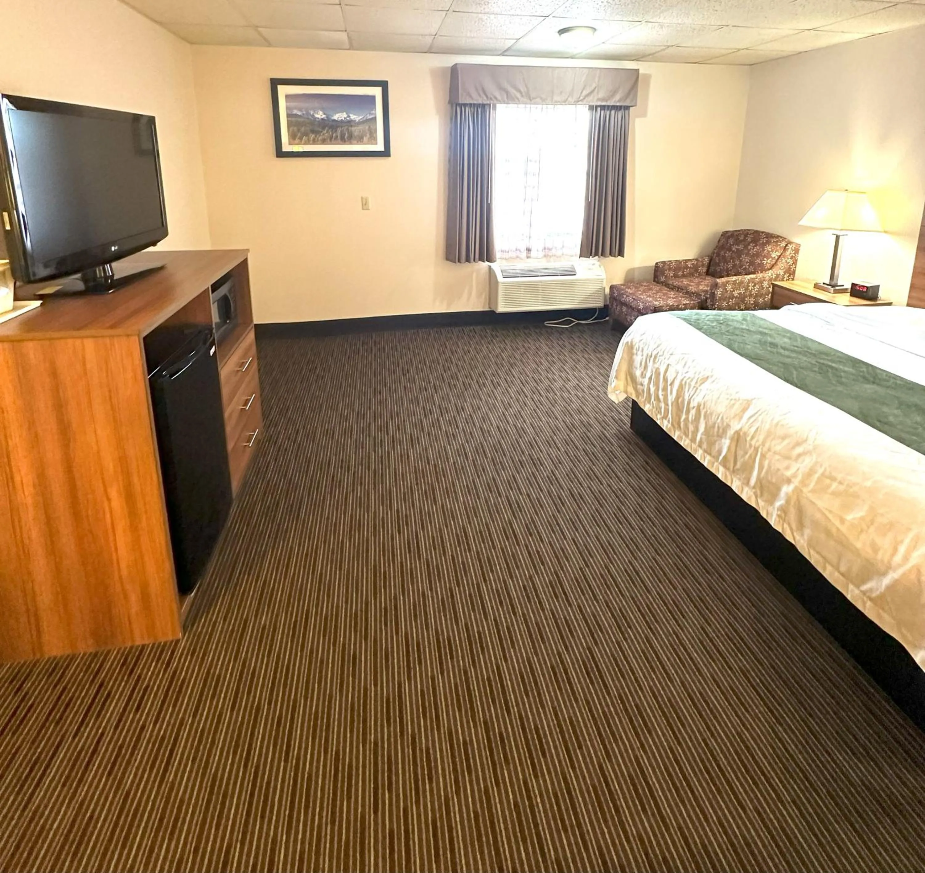 TV and multimedia in Quality Inn & Suites Salina West