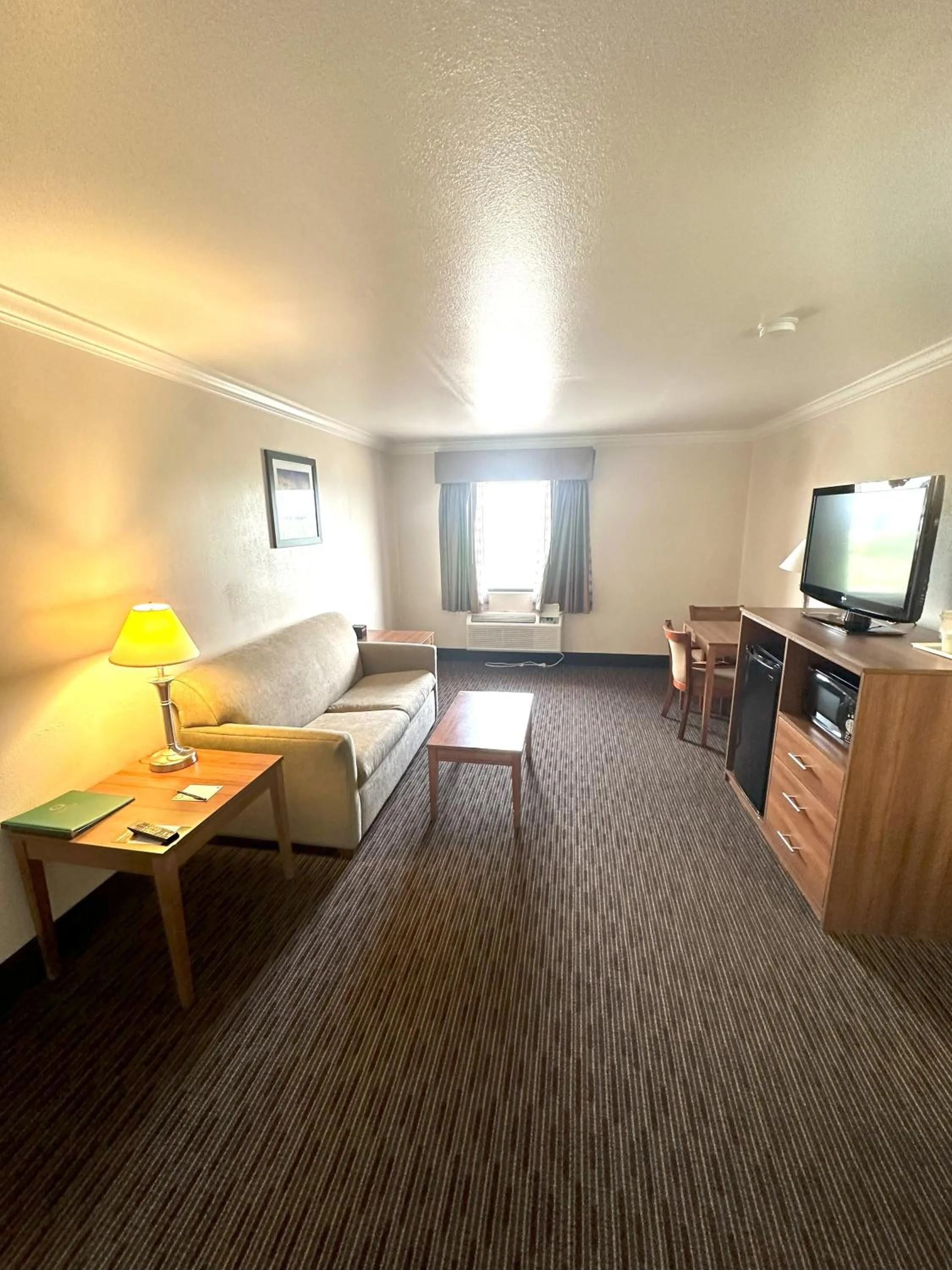 TV and multimedia in Quality Inn & Suites Salina West