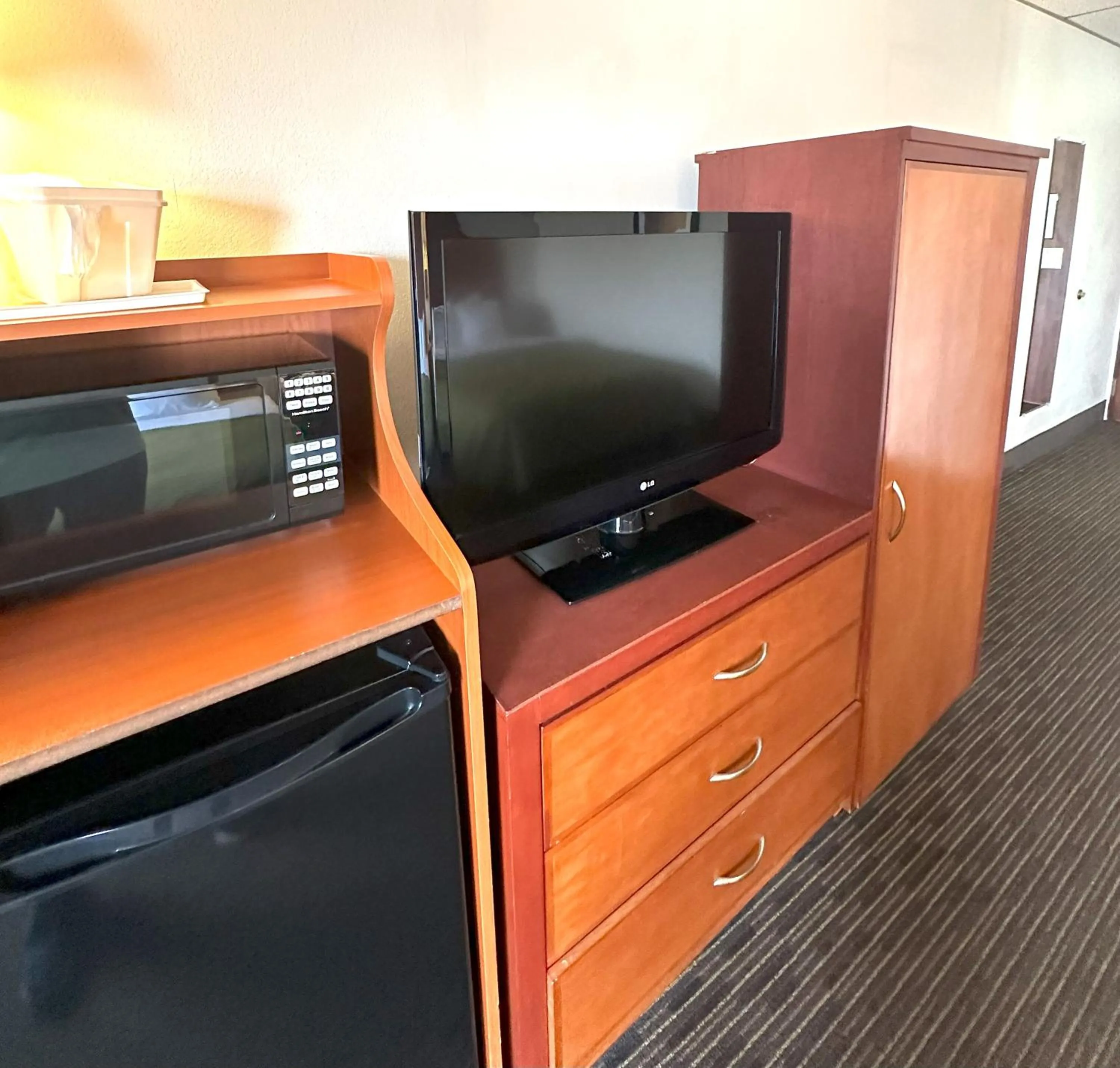TV and multimedia in Quality Inn & Suites Salina West