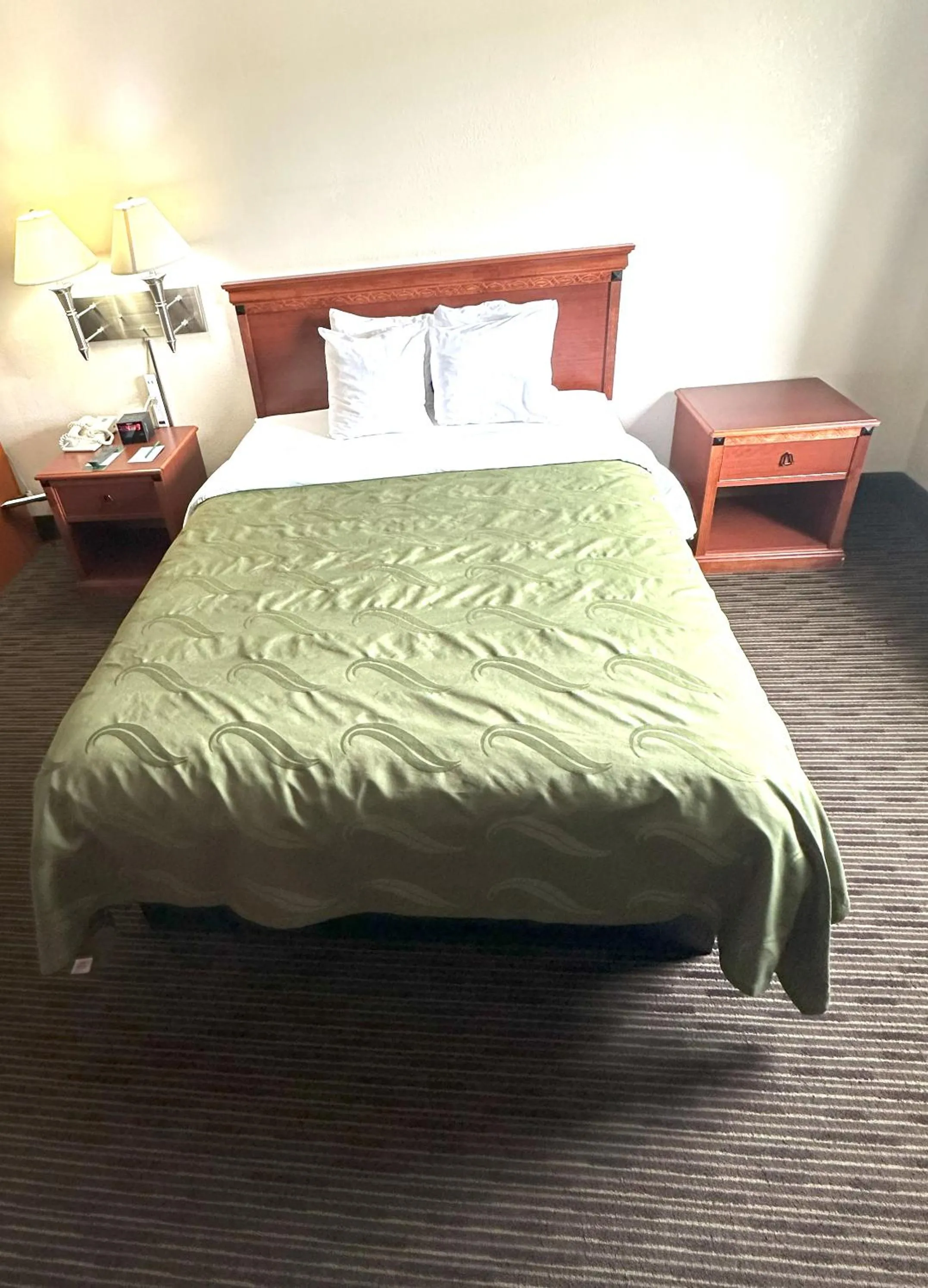 Bed in Quality Inn & Suites Salina West