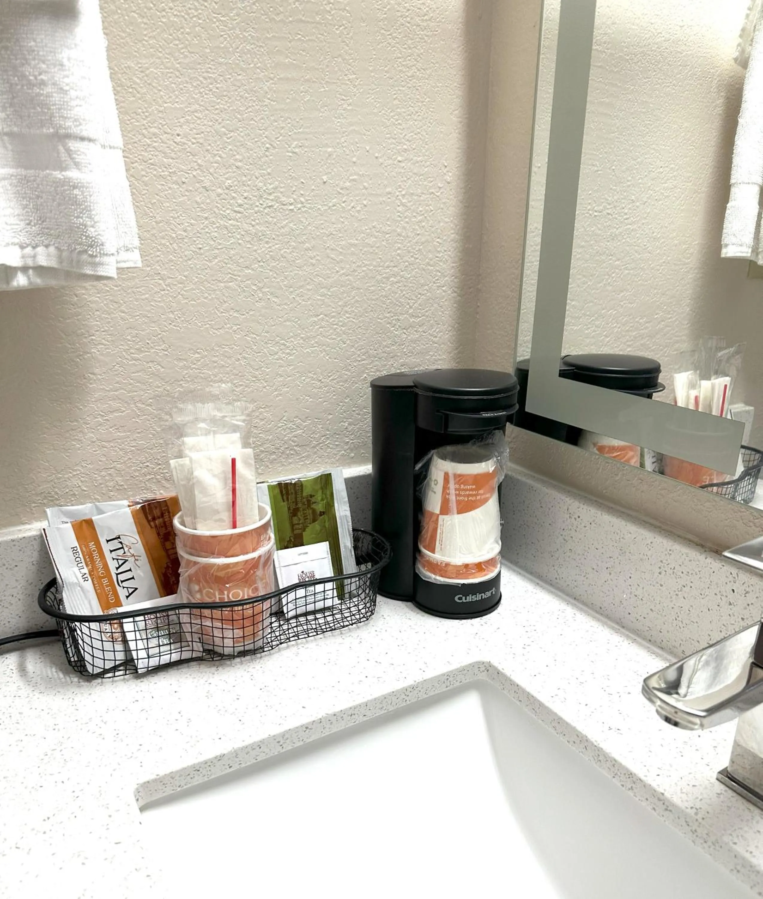 Coffee/tea facilities in Quality Inn & Suites Salina West