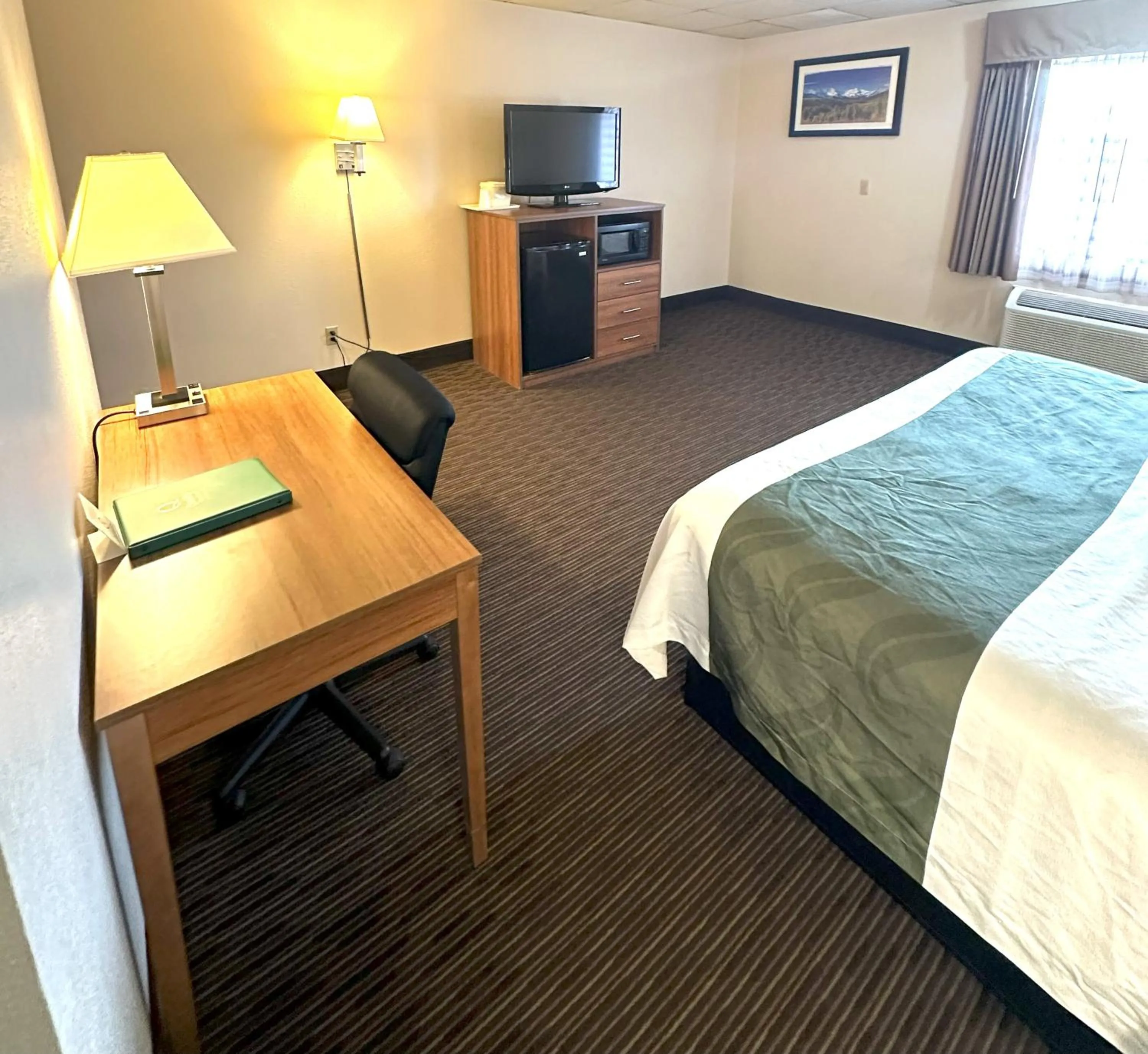 Bed in Quality Inn & Suites Salina West