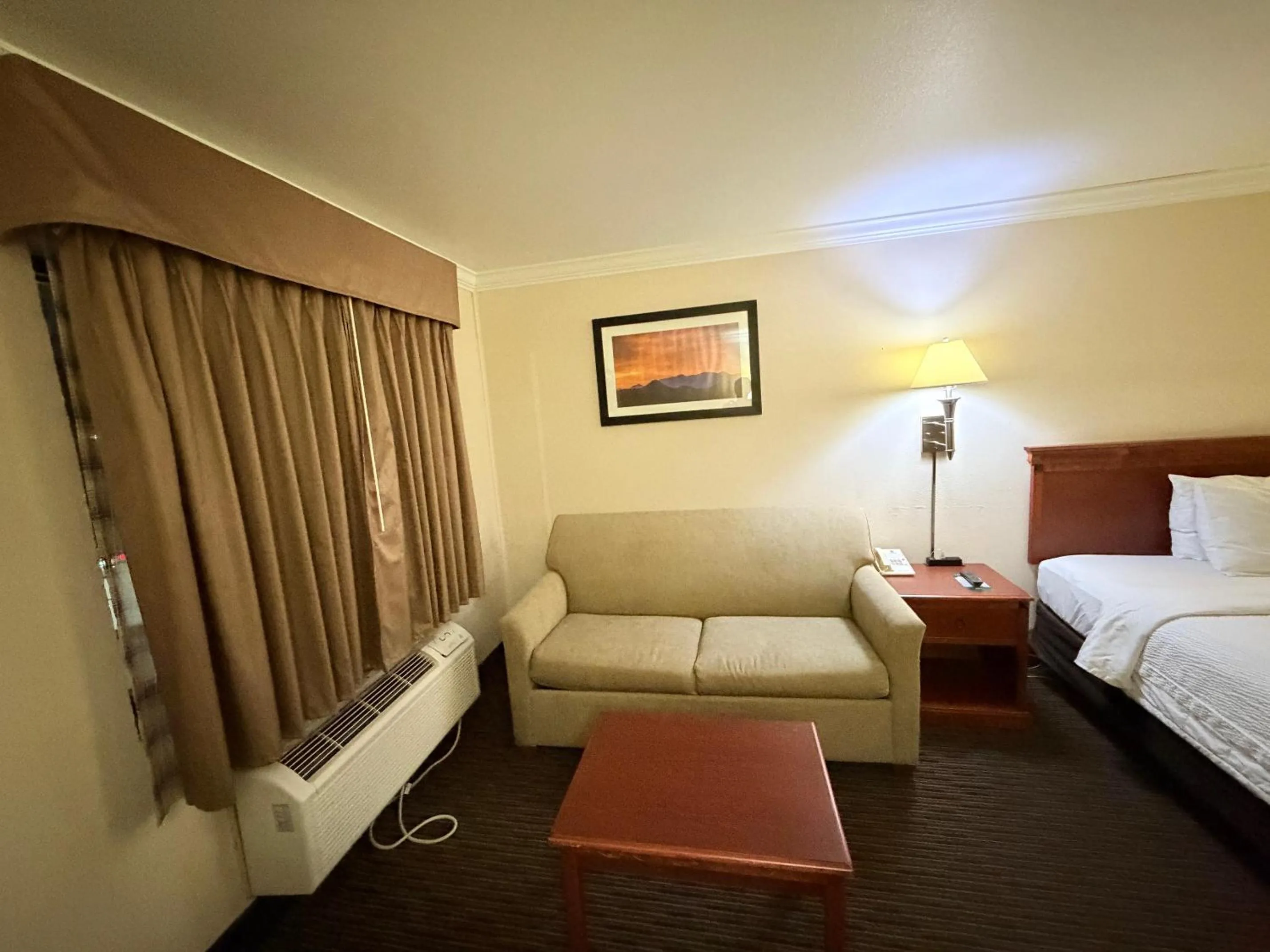 Seating area, Bed in Sunflower Inn & Suites