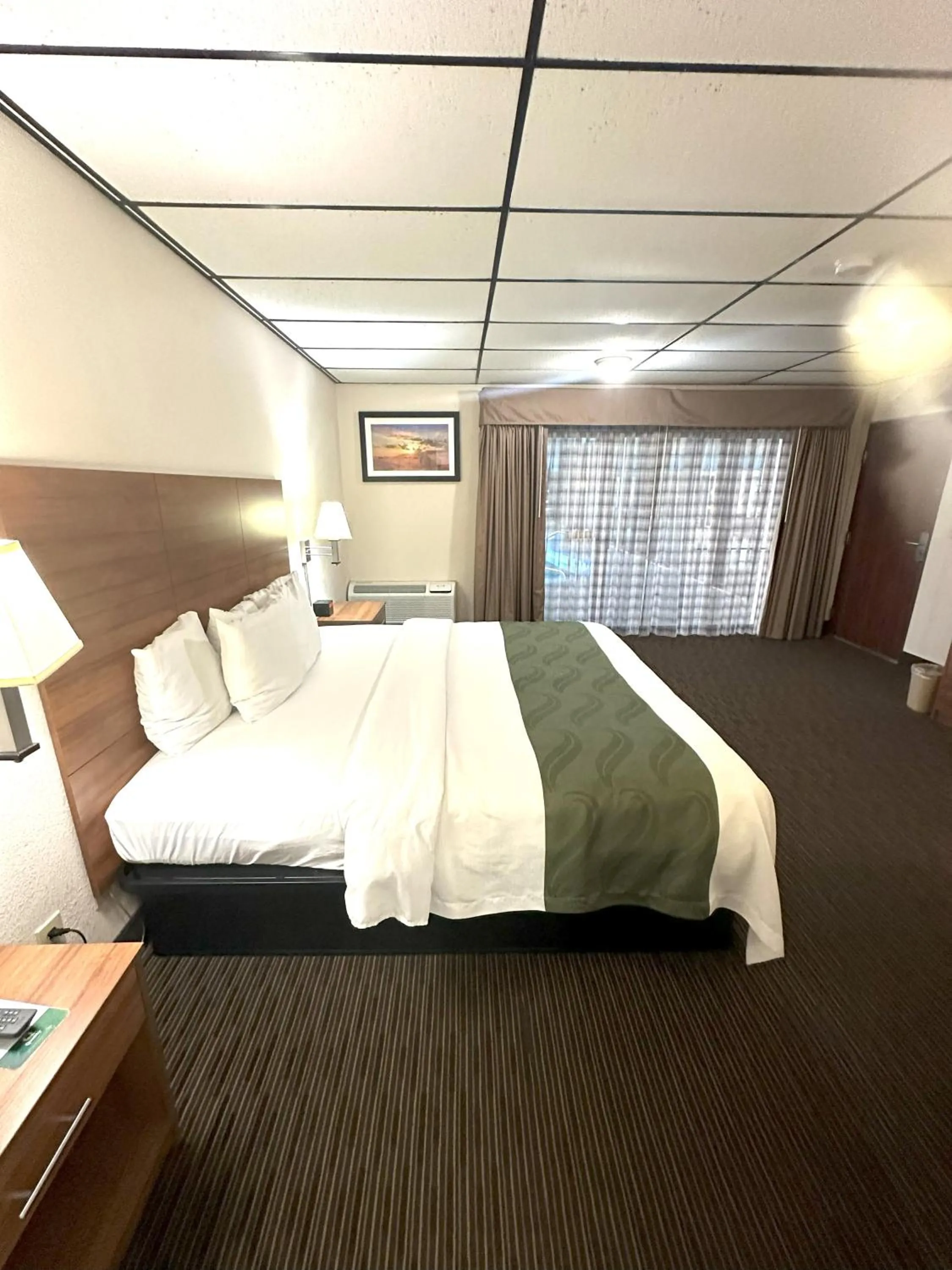 Bed in Quality Inn & Suites Salina West