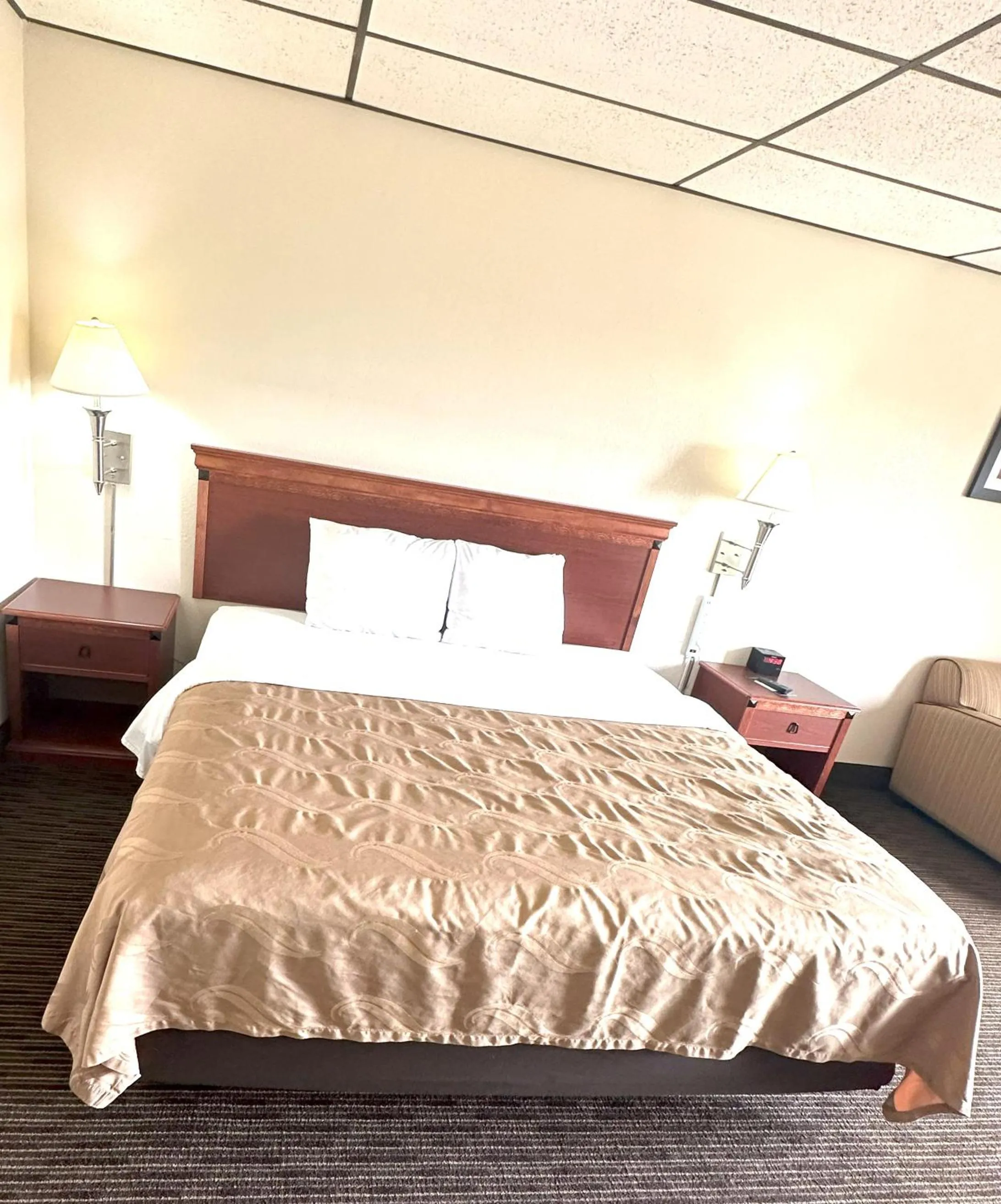 Bed in Quality Inn & Suites Salina West
