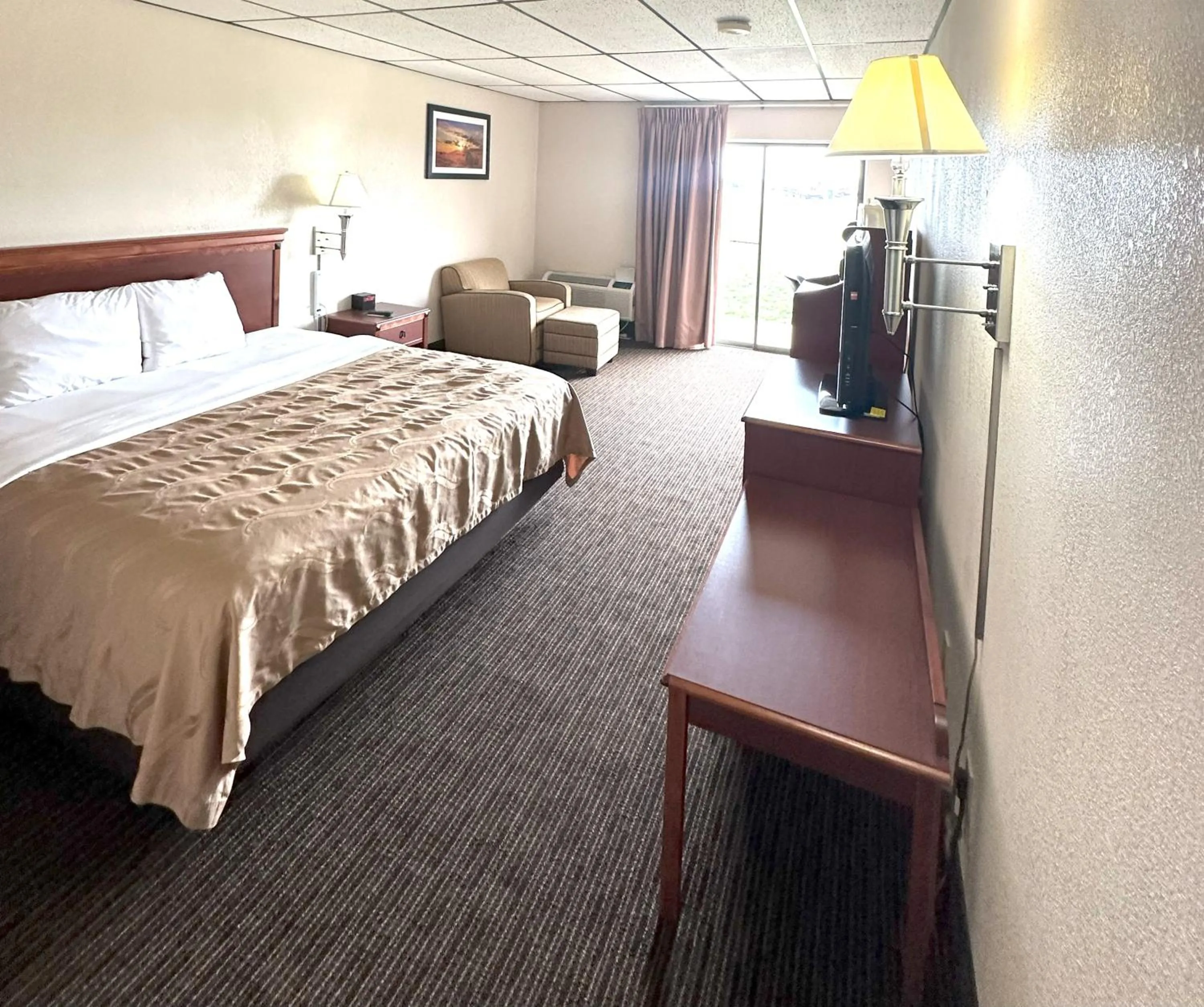 Bed in Quality Inn & Suites Salina West