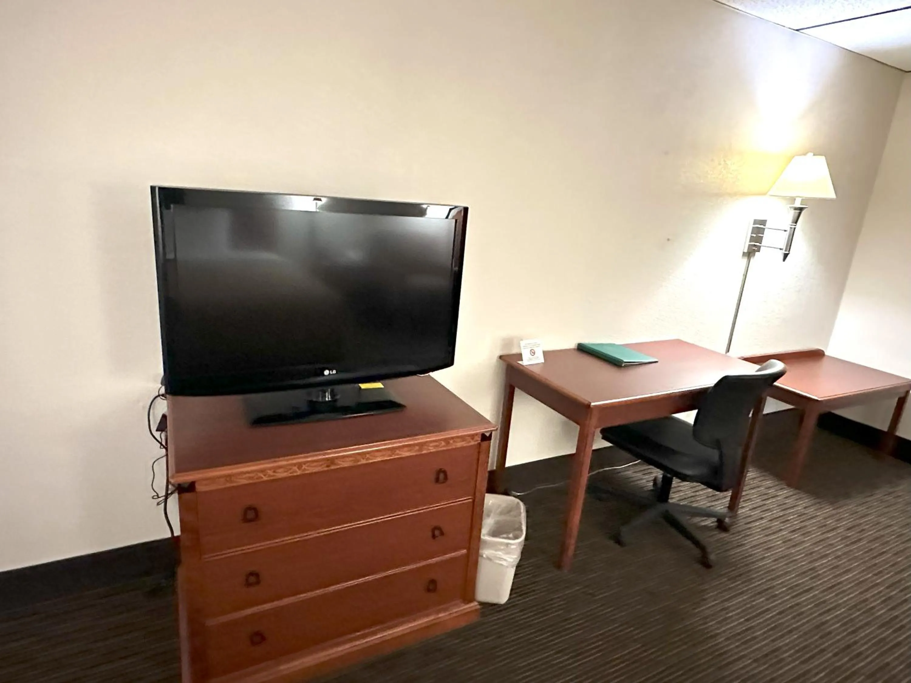TV and multimedia in Quality Inn & Suites Salina West