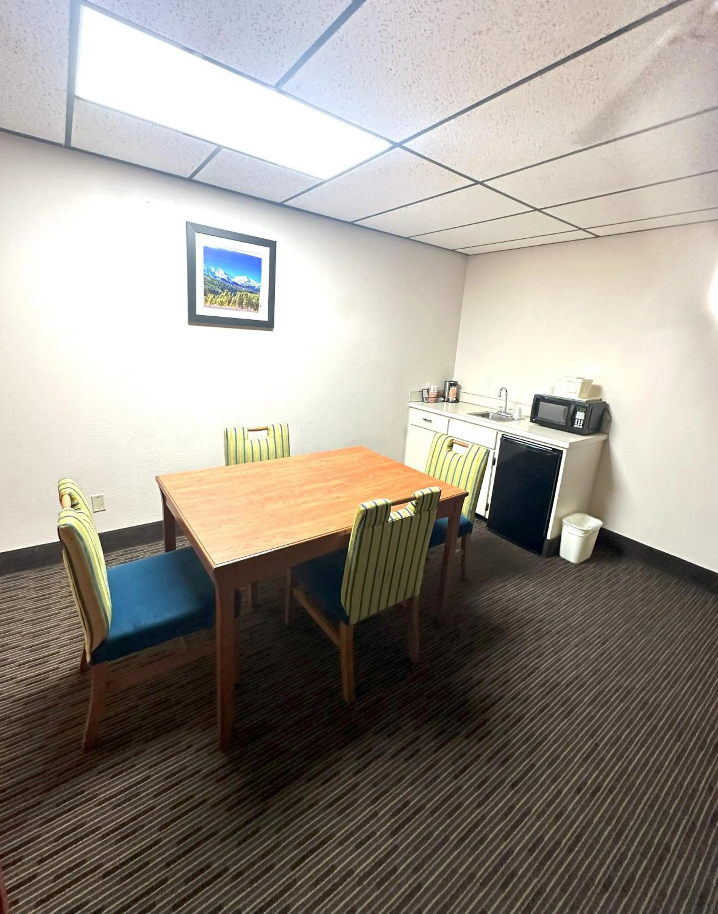 Dining area in Quality Inn & Suites Salina West