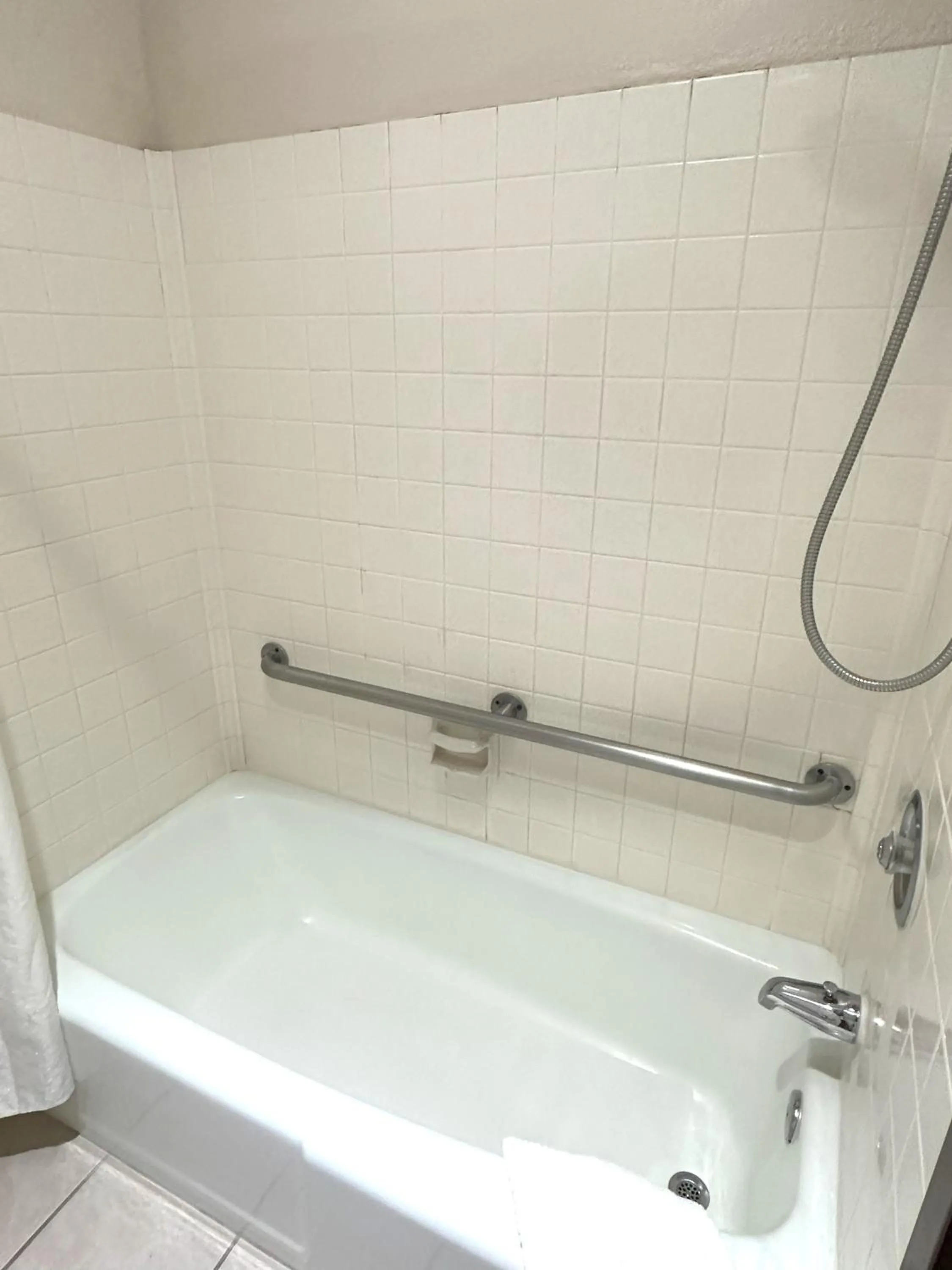 Bath in Quality Inn & Suites Salina West