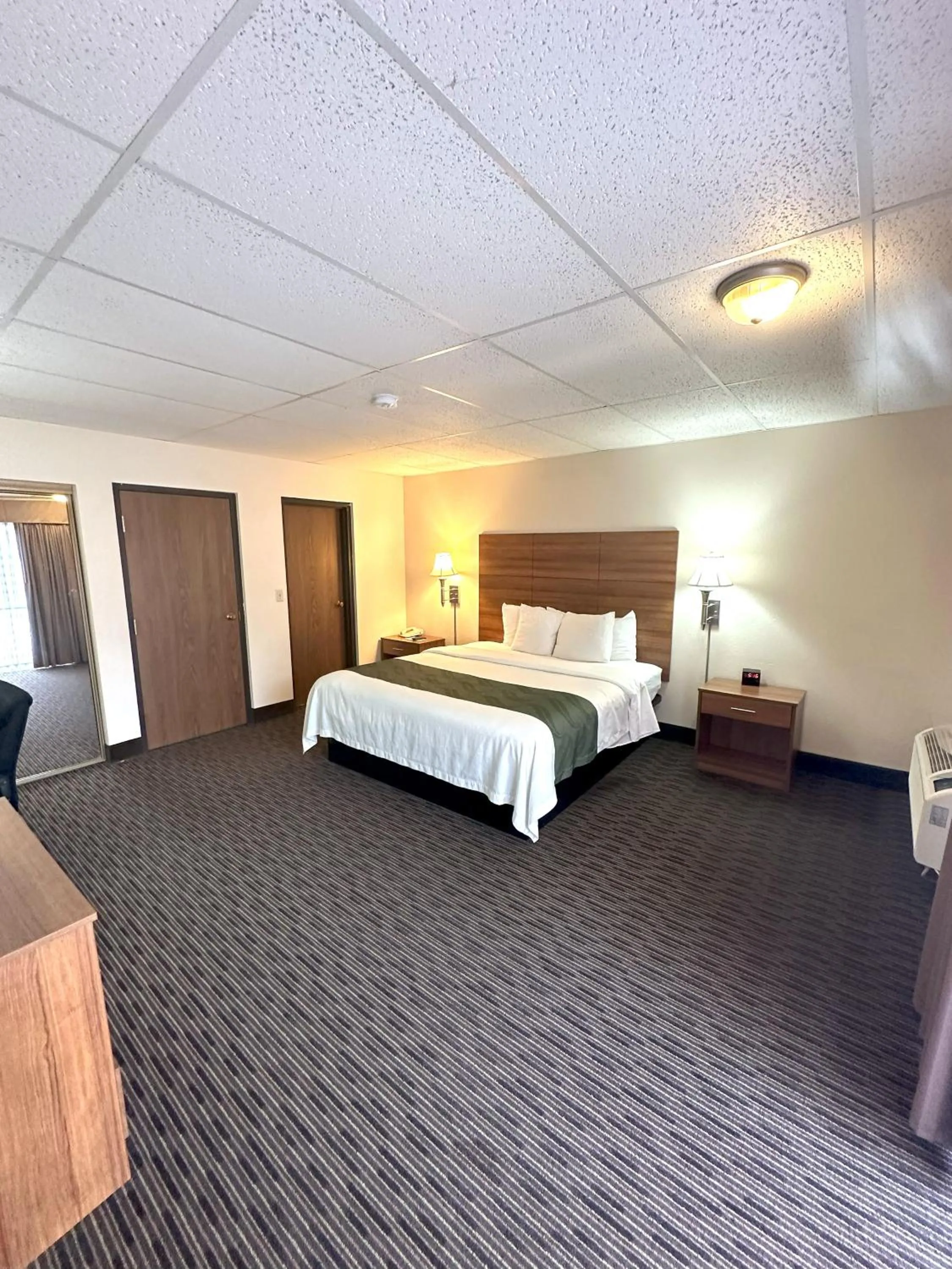 Bed in Quality Inn & Suites Salina West
