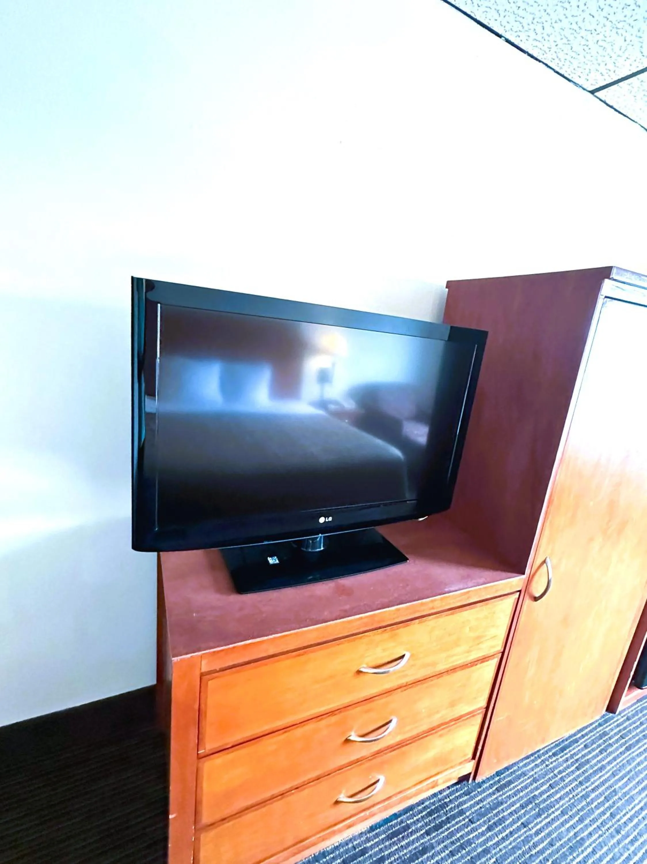 TV and multimedia in Quality Inn & Suites Salina West