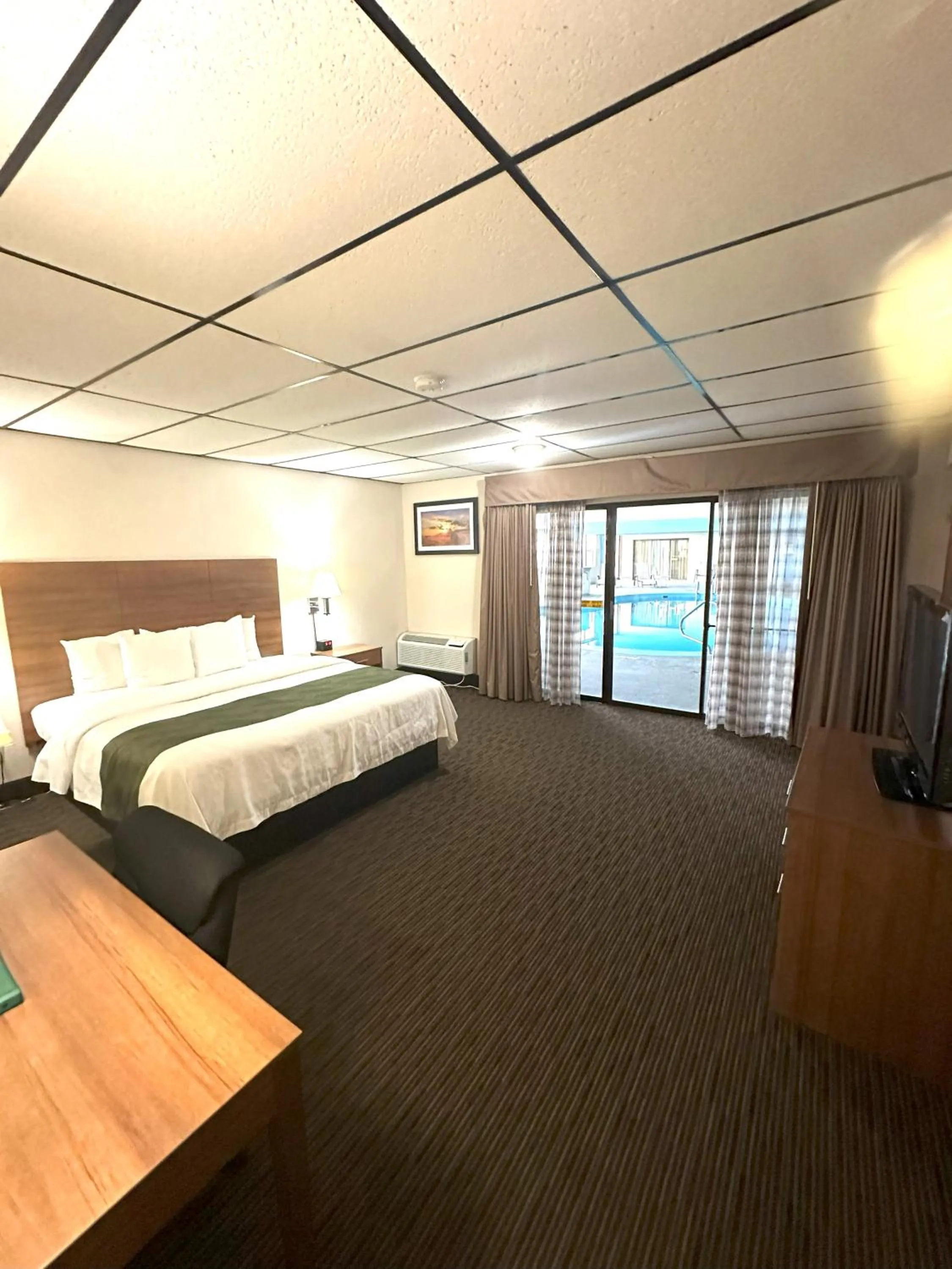 Bed in Quality Inn & Suites Salina West