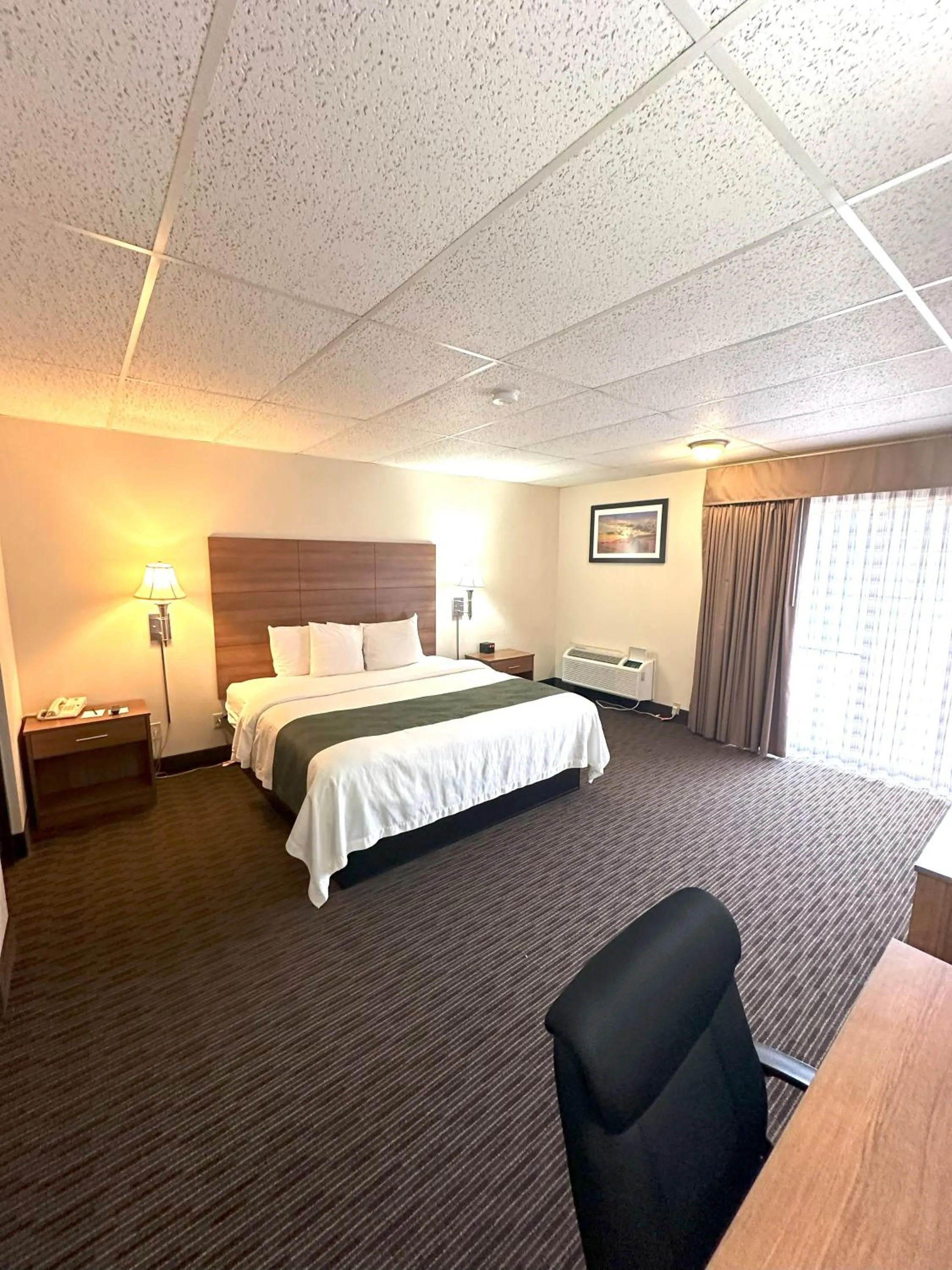 Bed in Quality Inn & Suites Salina West