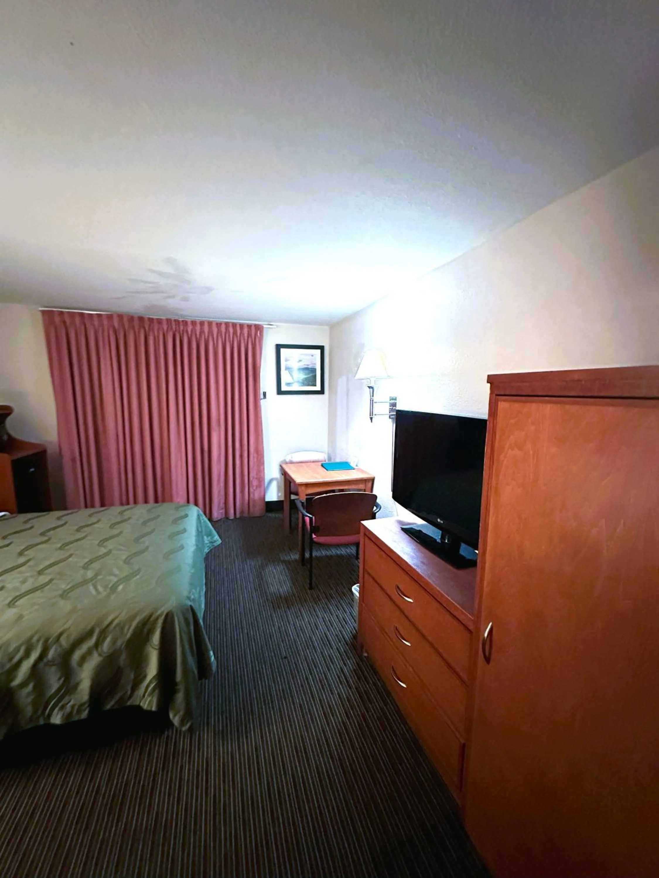Bed in Quality Inn & Suites Salina West